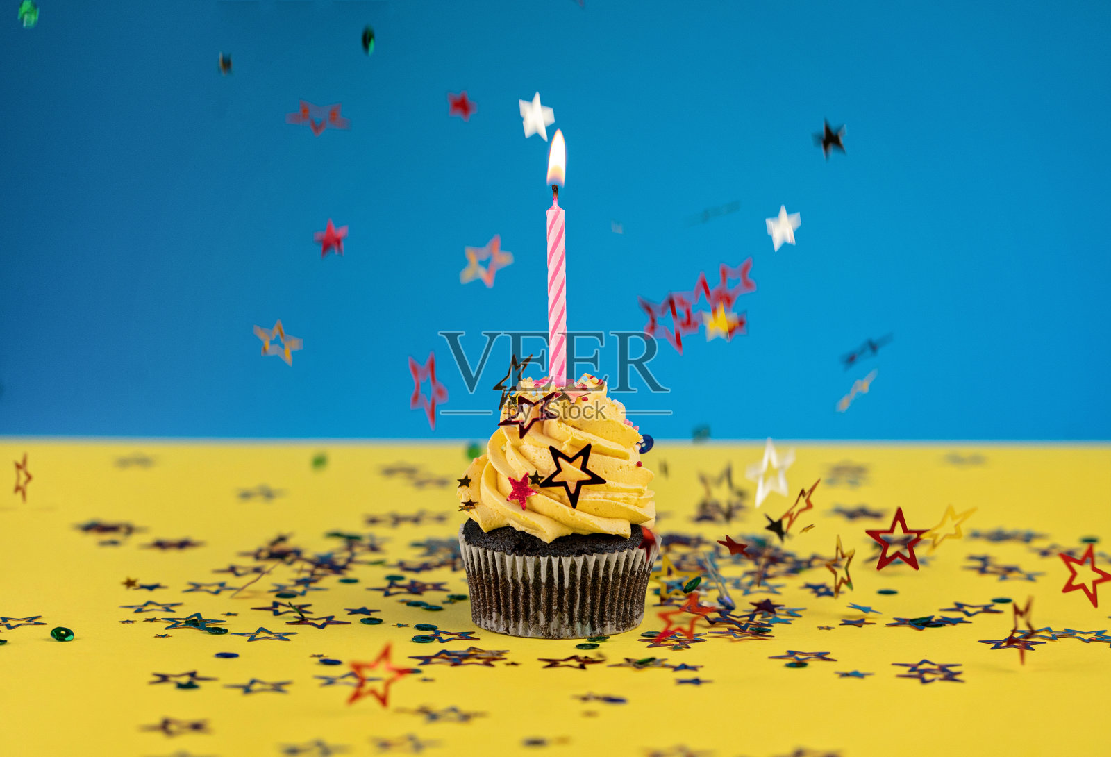 为孩子生日准备的精美松饼照片摄影图片