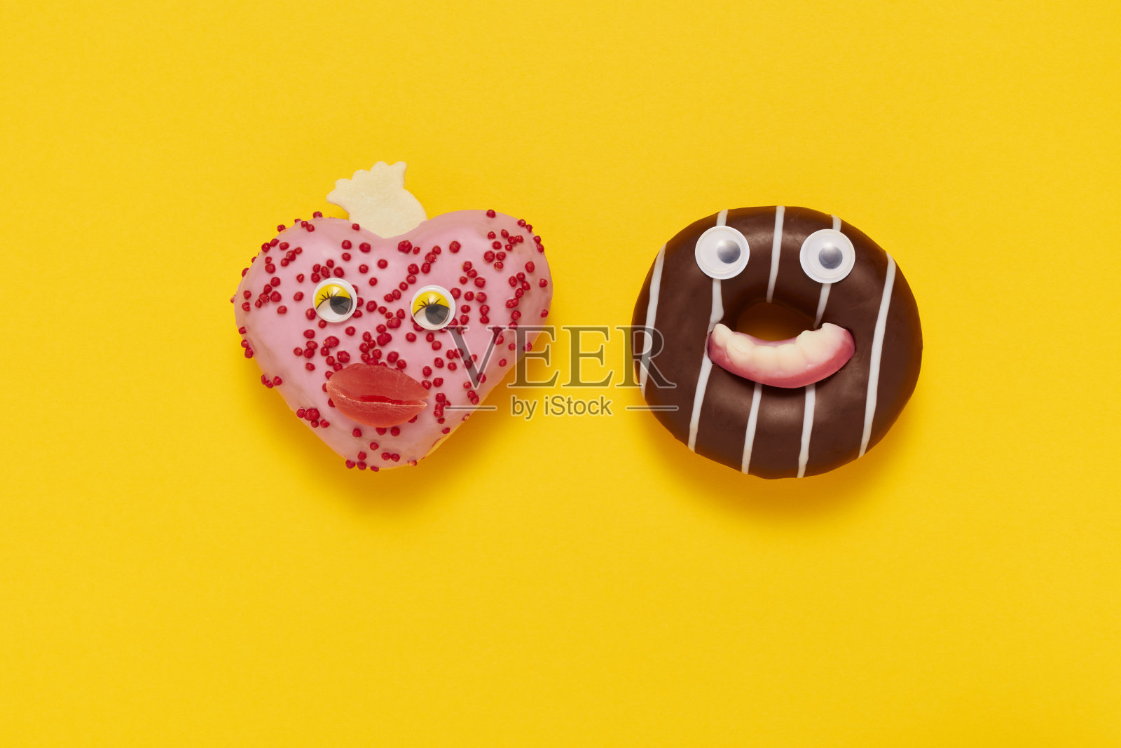 甜蜜的笑脸甜甜圈和心形蛋糕夫妇照片摄影图片