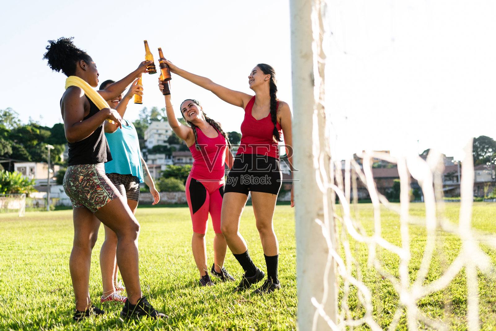 足球运动员举杯庆祝照片摄影图片