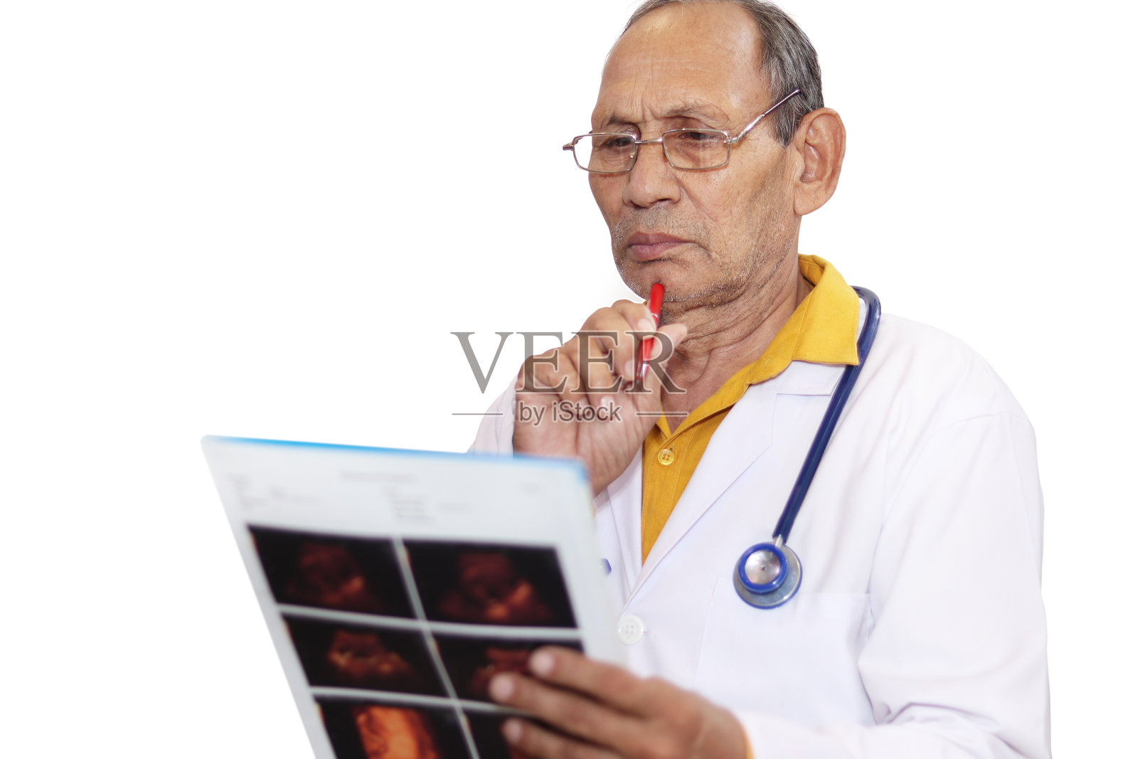 印度资深男医生详细检查医疗报告照片摄影图片