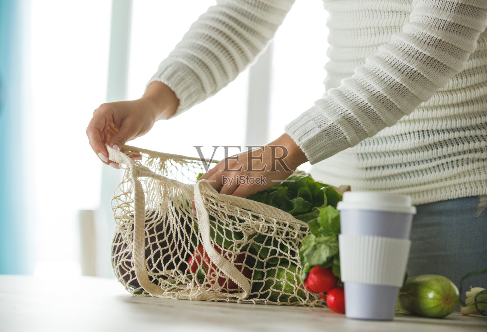 健康负责任的女性的购物习惯照片摄影图片