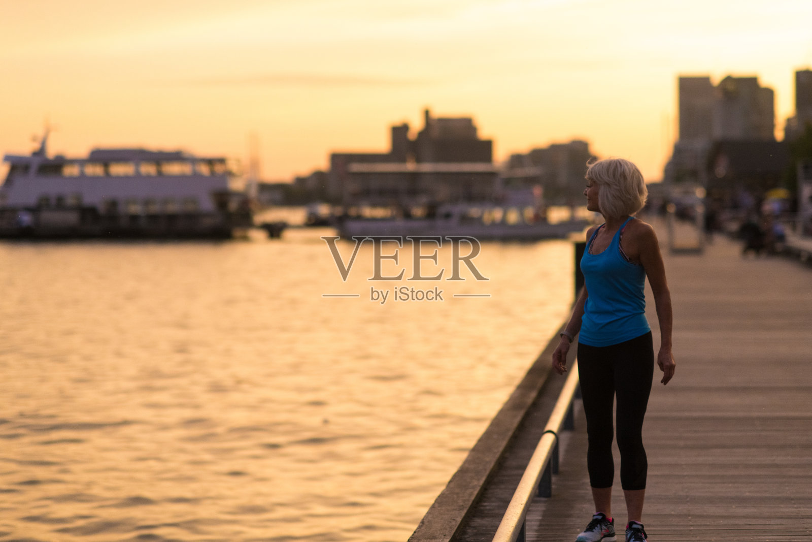 健身的老年妇女在城市锻炼照片摄影图片