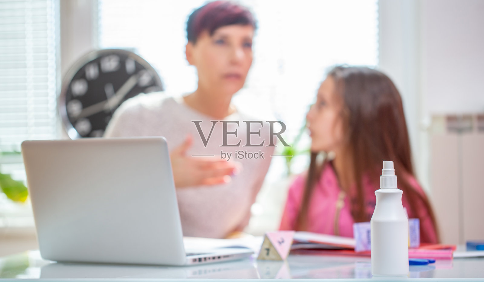 COVID-19危机迫使家庭教育期间在家使用洗手液瓶照片摄影图片