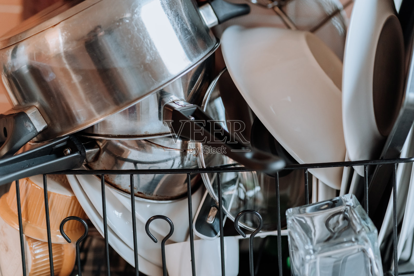 在滤水器中清洗的餐具照片摄影图片