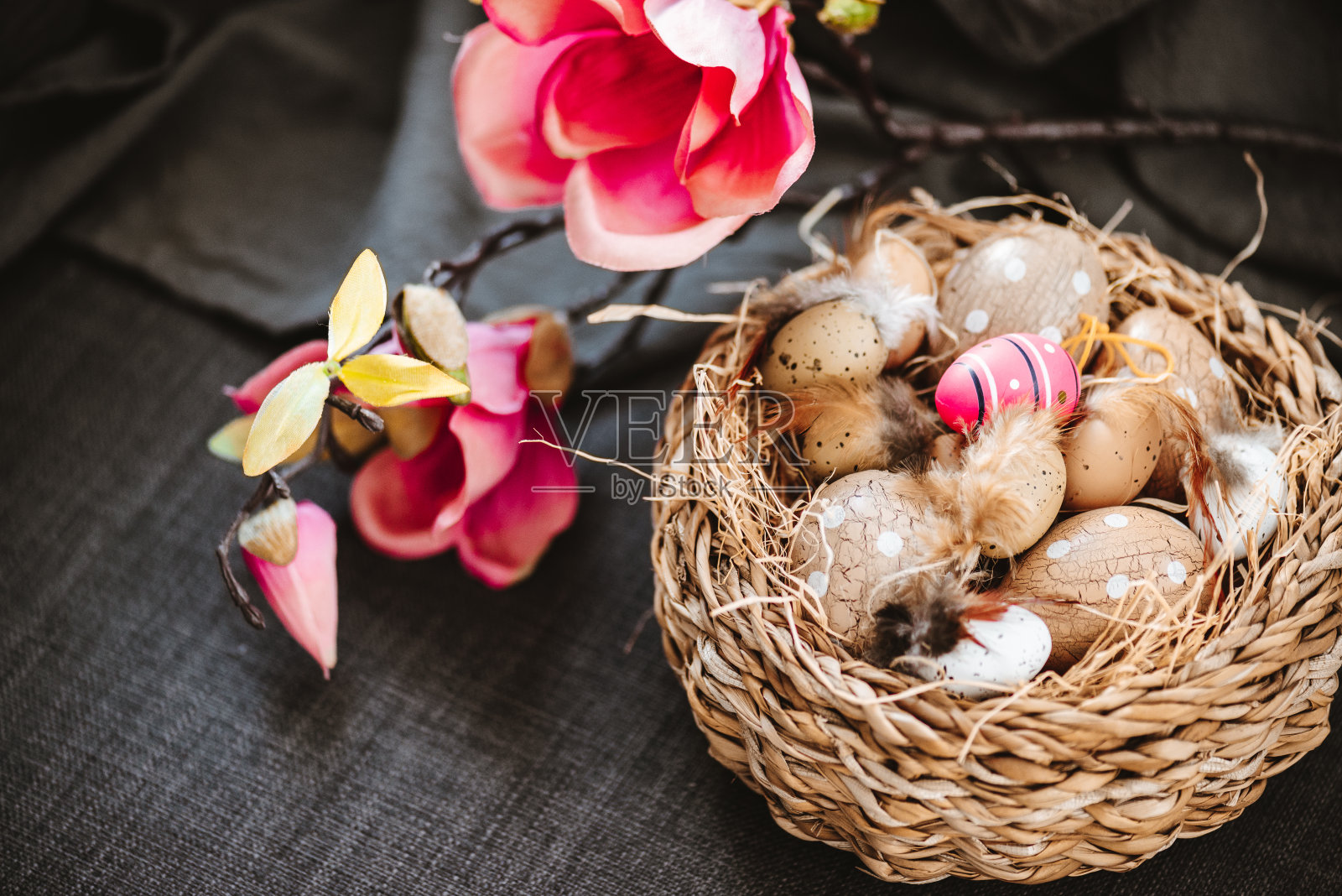 复活节快乐-精心装饰的复活节篮子照片摄影图片