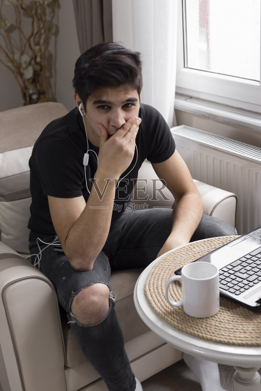 青少年男学生在家学习，听音乐和上网照片摄影图片
