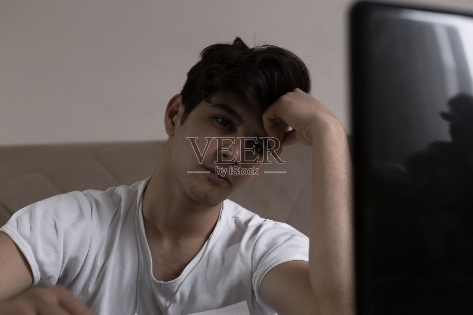 青少年学生在家使用平板电脑和电脑学习照片摄影图片