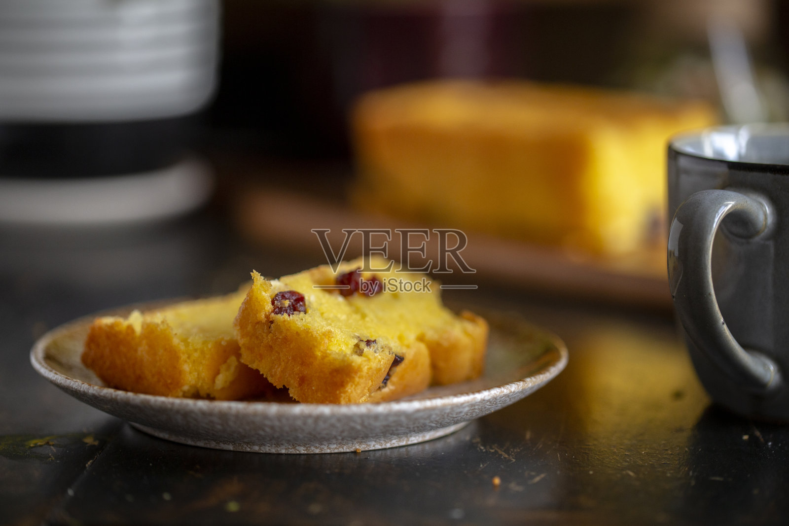 自制蔓越莓蛋糕和咖啡休息时间照片摄影图片