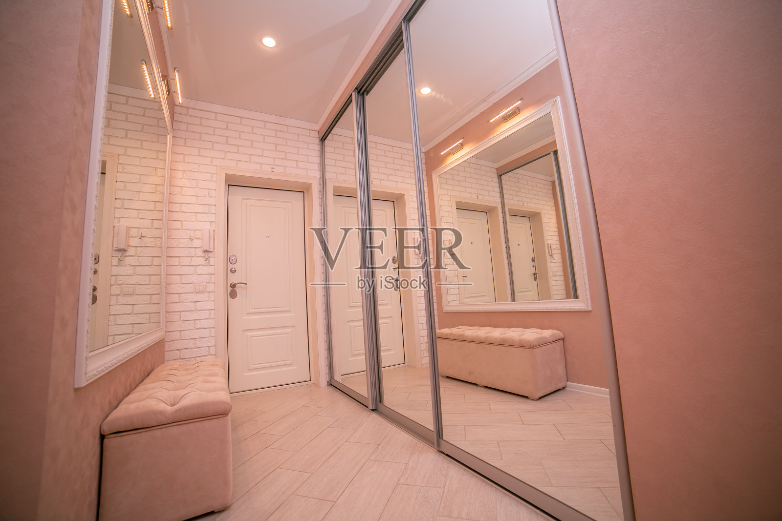 入口房间采用米色、棕色和白色调的镜子，配以白色砖块照片摄影图片