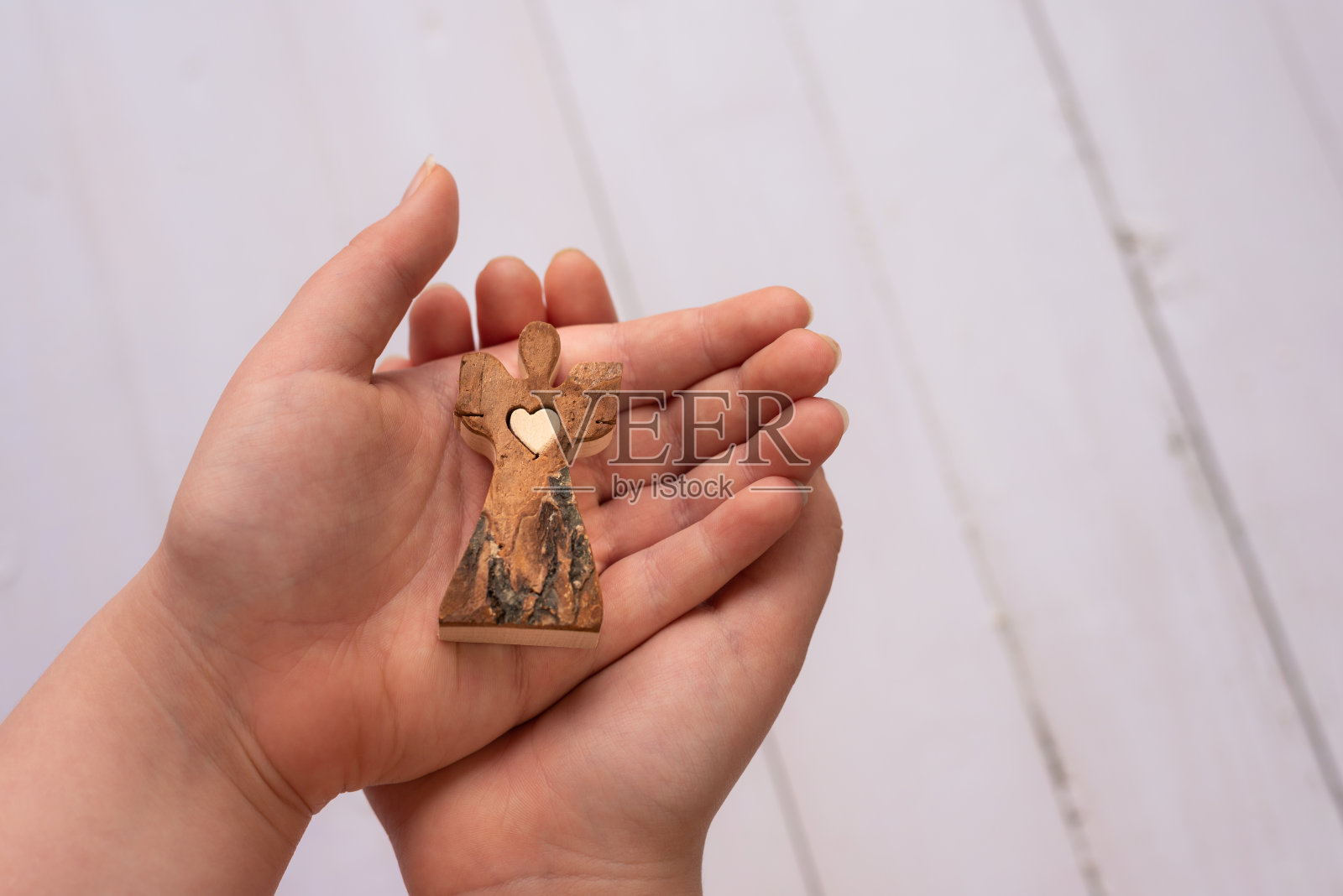 孩子们手中的木制天使照片摄影图片