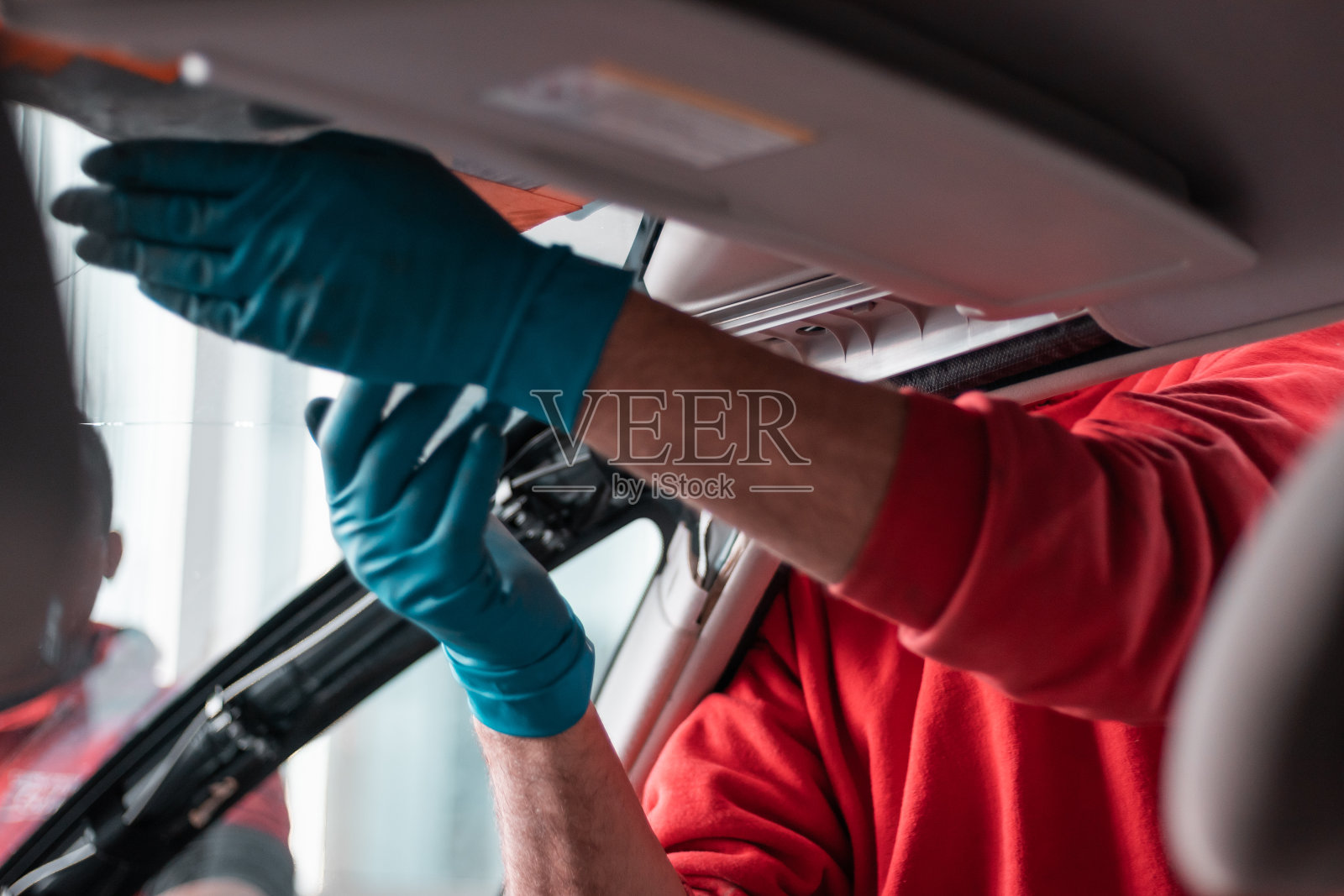 汽车维修服务，挡风玻璃更换。照片摄影图片