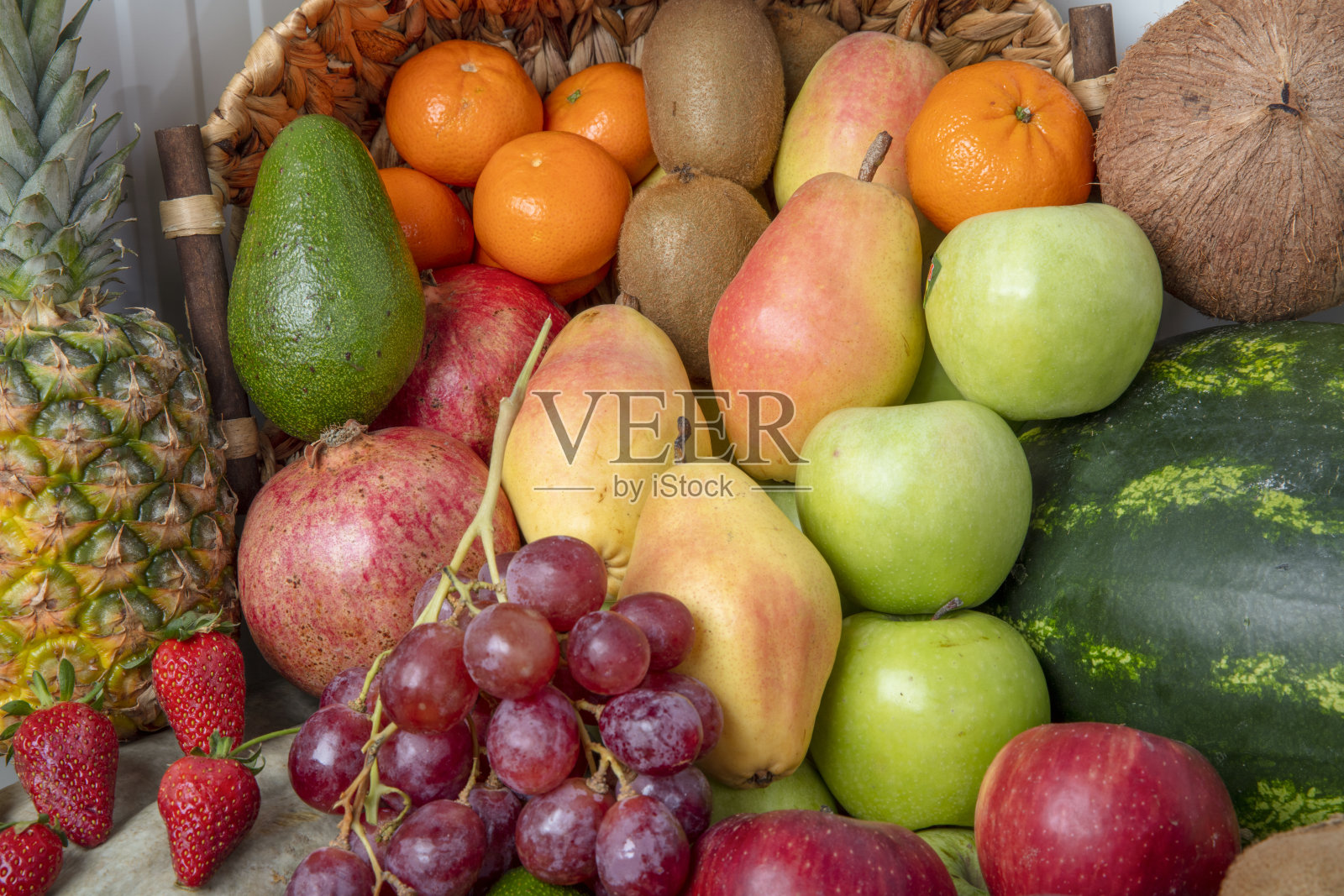 超市货架上的新鲜健康水果:橘子、石榴、橘子、苹果、梨、葡萄、芒果……所有摆放在架子上的东西看起来都很吸引人，引人注目。照片摄影图片