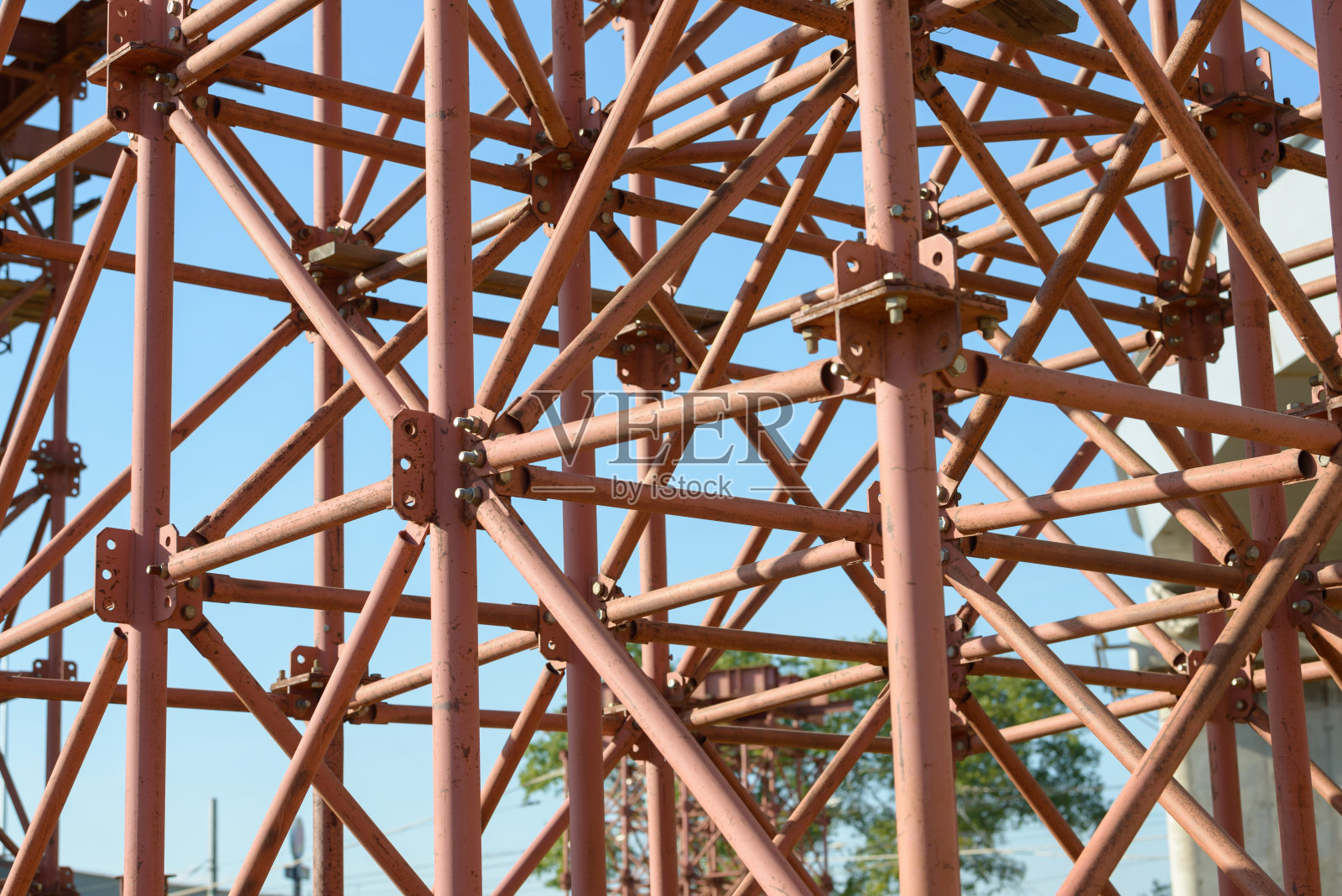 脚手架施工的元素。金属脚手架管和钢筋。施工现场的细节。桥的支持。照片摄影图片