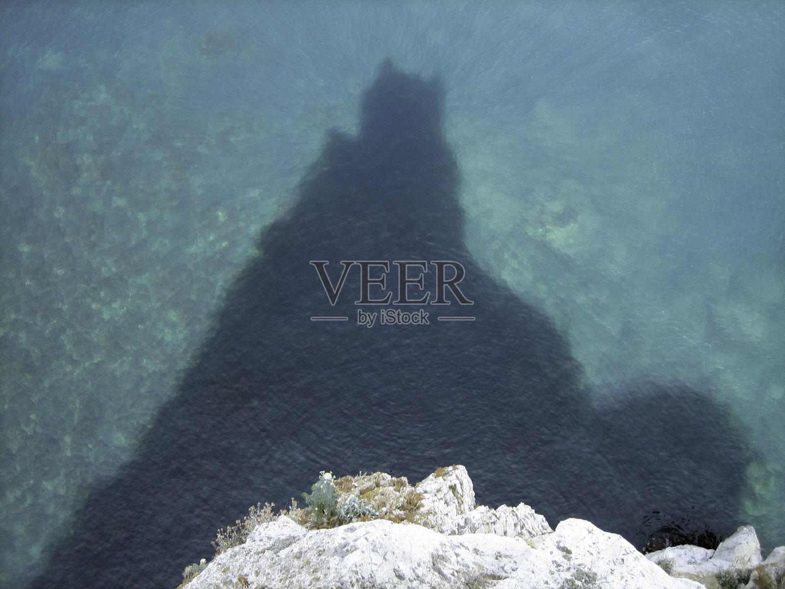 著名的建筑纪念碑燕窝的影子落在海湾清澈的水面上。照片摄影图片