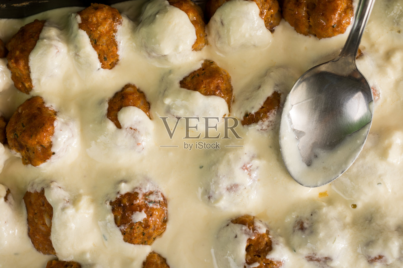 自制肉丸和酸奶准备烘烤照片摄影图片