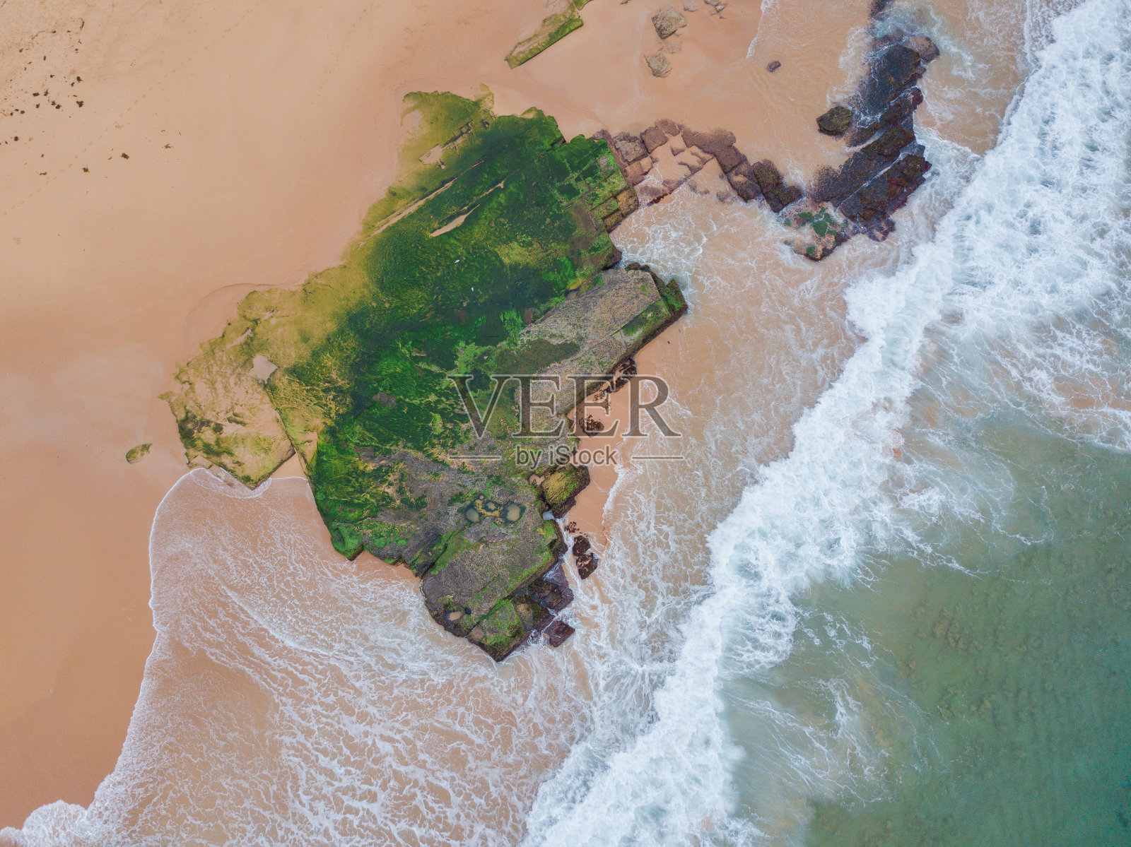 大的生苔的岩石照片摄影图片