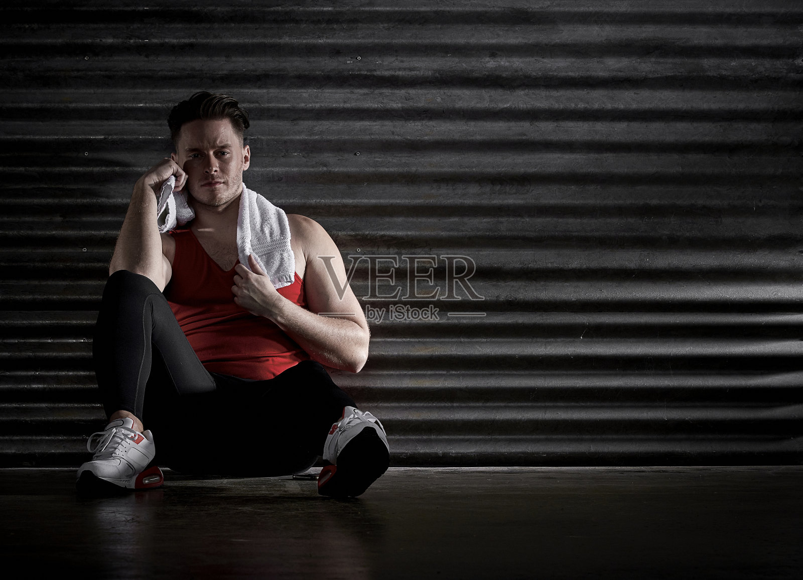 在健身房运动的年轻男性照片摄影图片