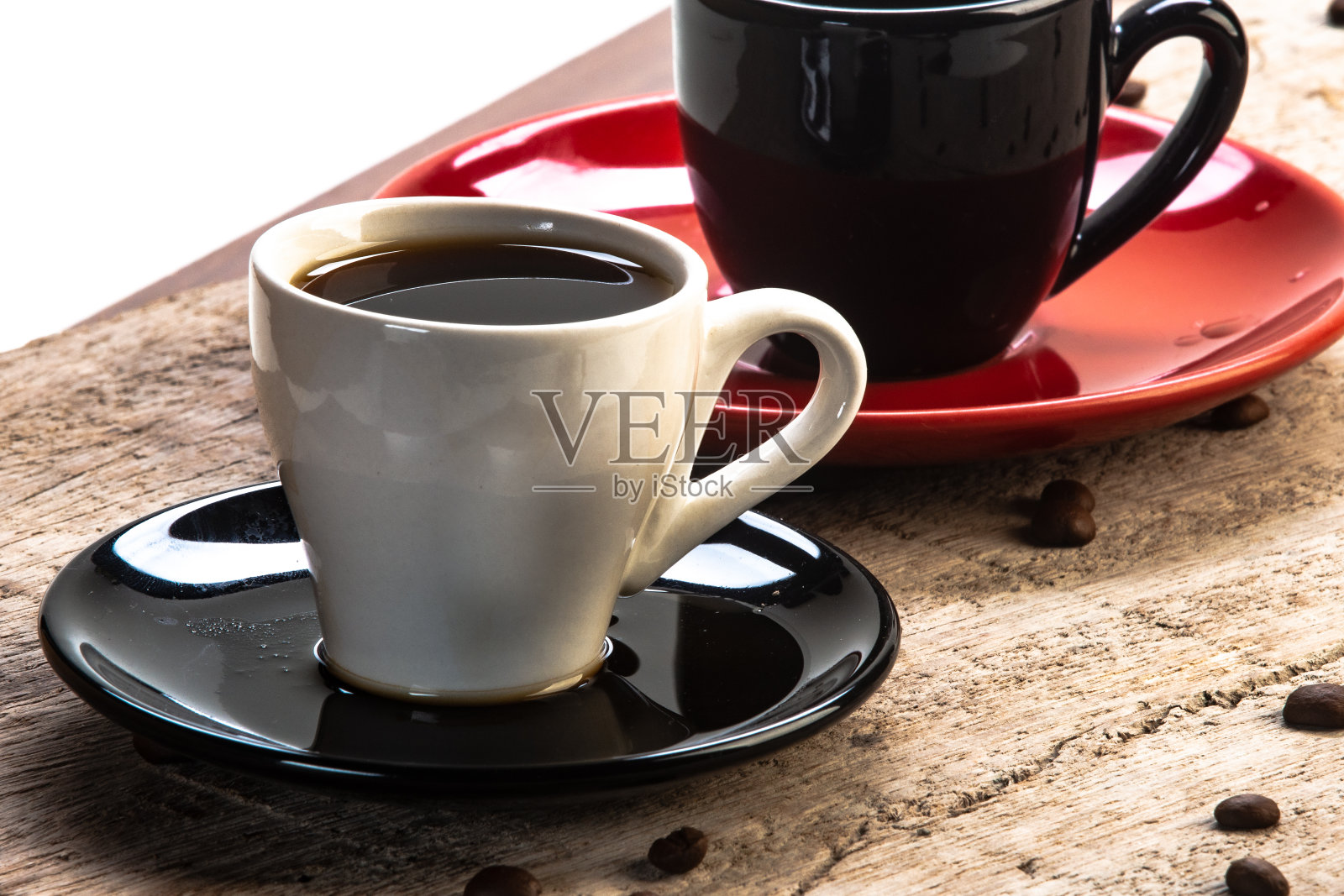乡村木质背景上放着咖啡豆的两杯热咖啡照片摄影图片