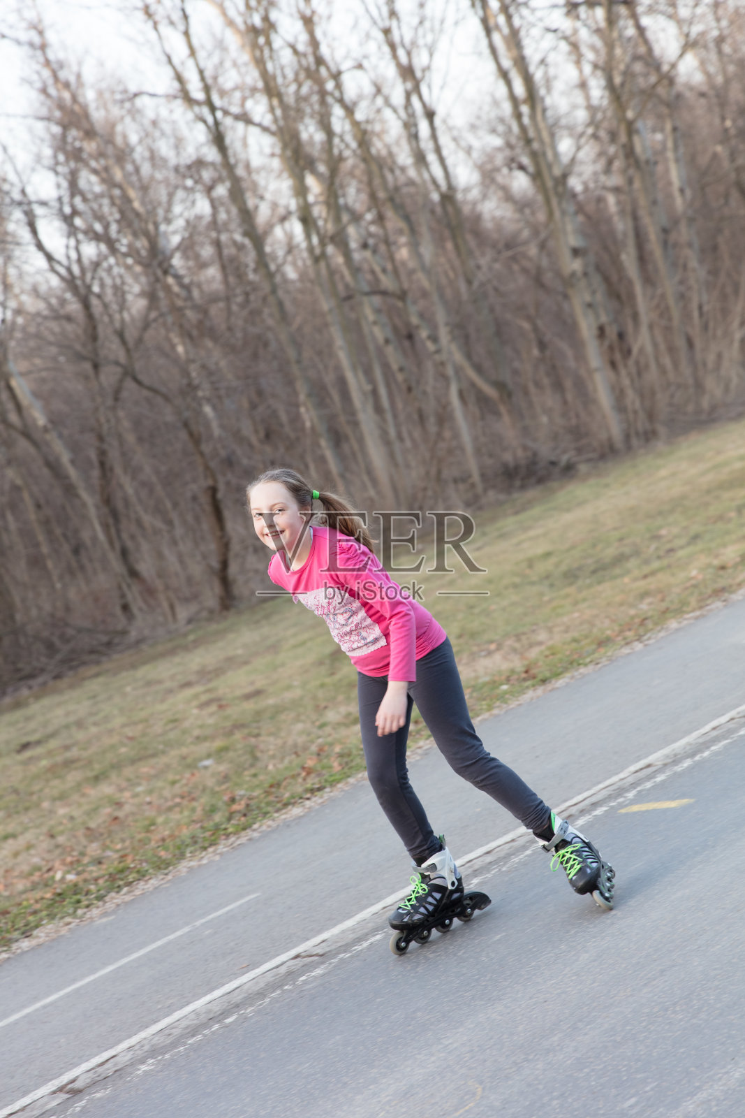 小女孩滑旱冰照片摄影图片