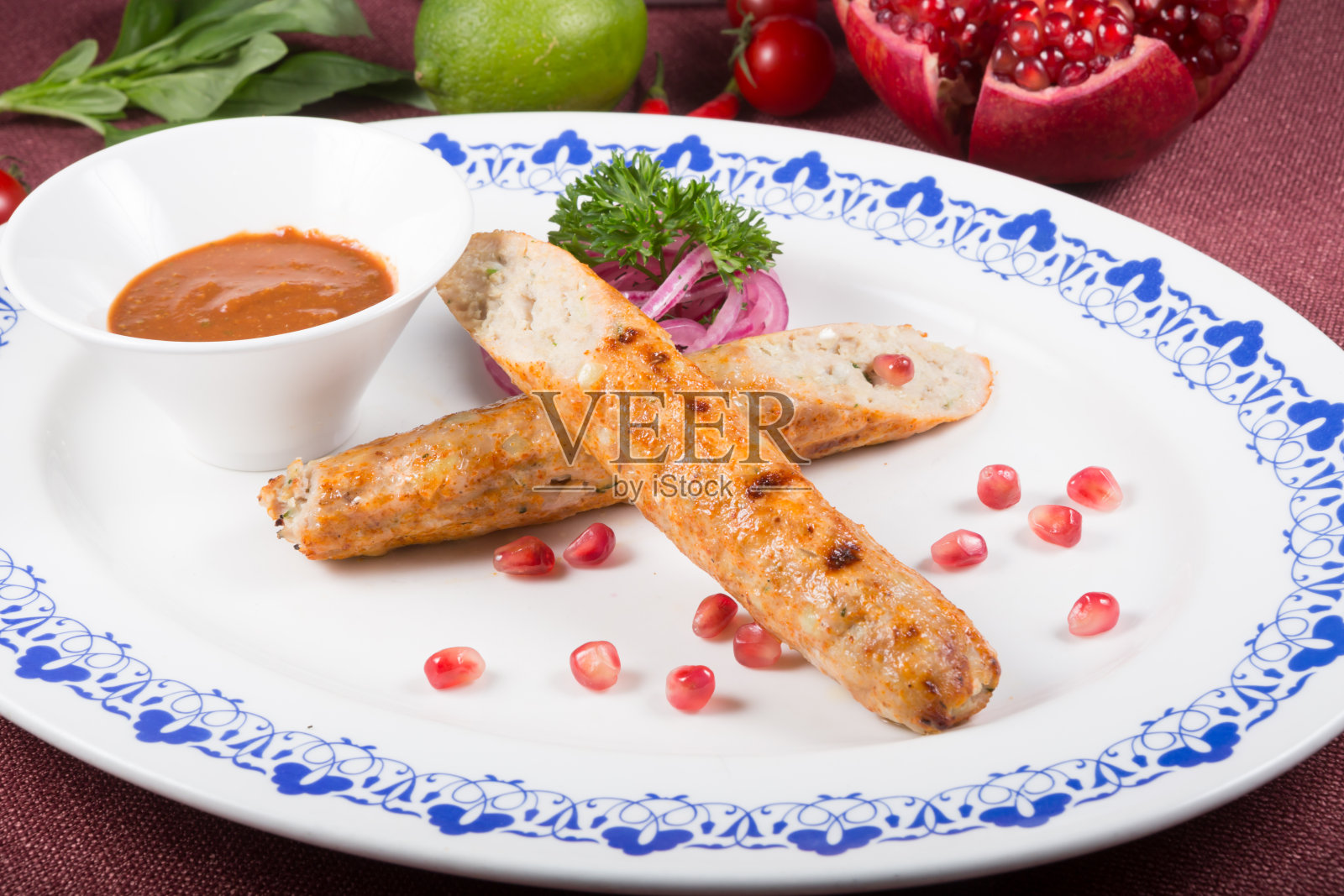 放在盘子里的烤烤肉照片摄影图片