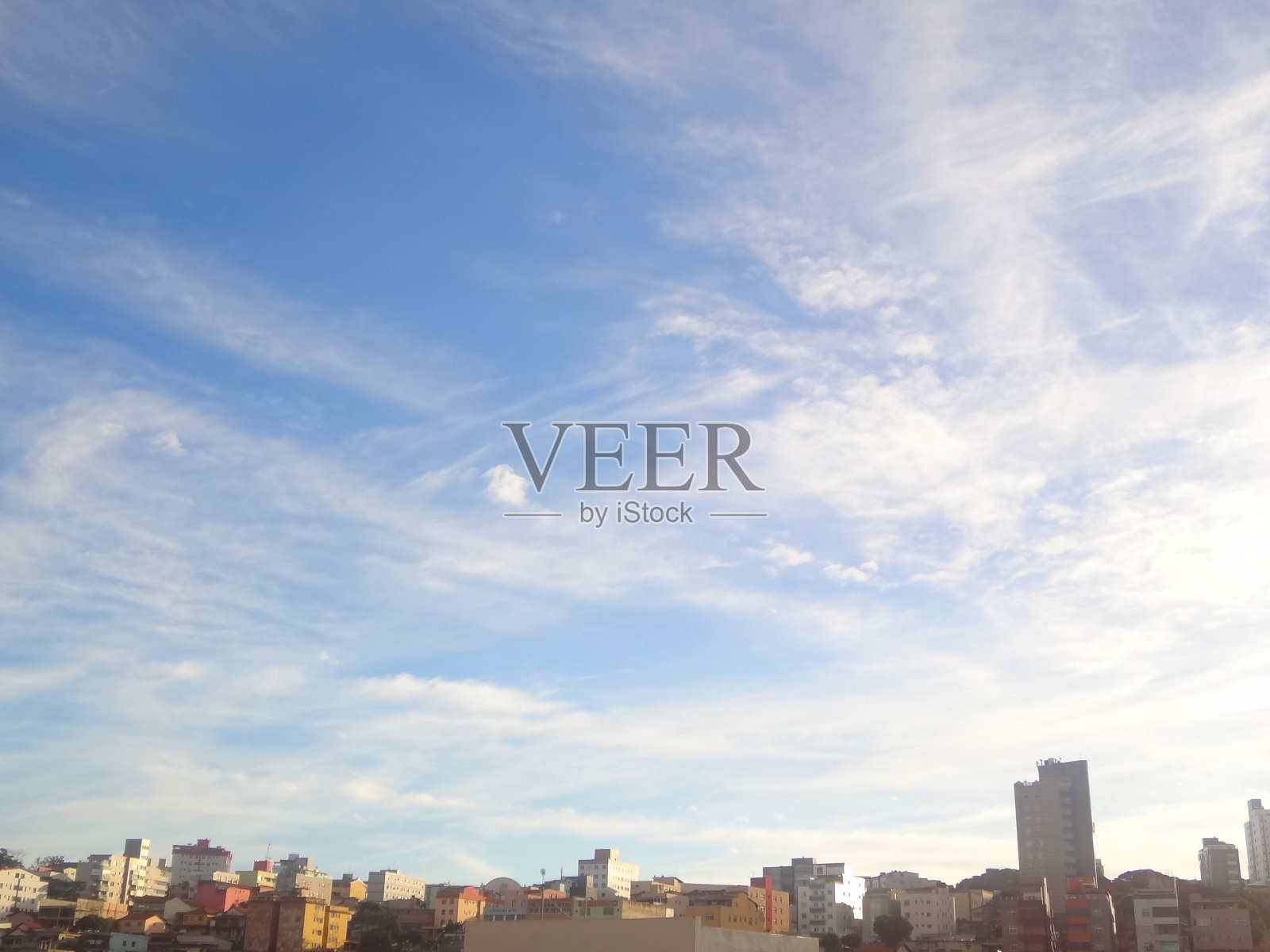 市区景色优美，有几栋楼房和几栋房屋，天空一片极其美丽照片摄影图片