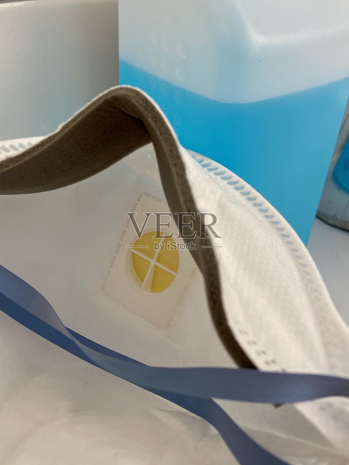 外科口罩放在水槽上照片摄影图片