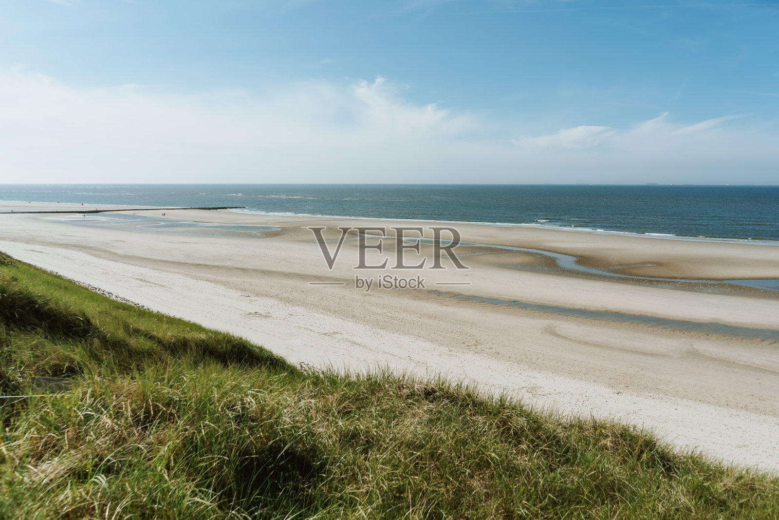 在一个阳光明媚的日子里，德国Wangerooge海滩的全景照片摄影图片