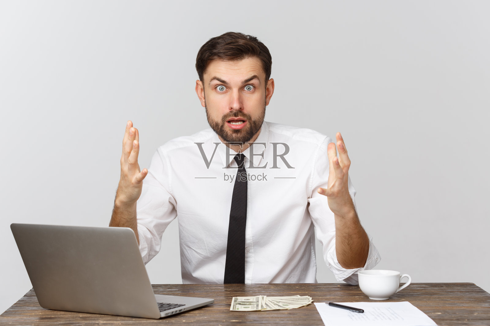 不开心的男性在办公室工作，看着镜头，正面，孤立的白色。照片摄影图片