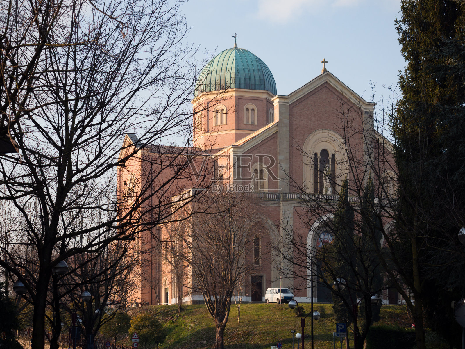 位于意大利温泉小镇蒙特罗托泰姆的圣彼得大教堂。照片摄影图片