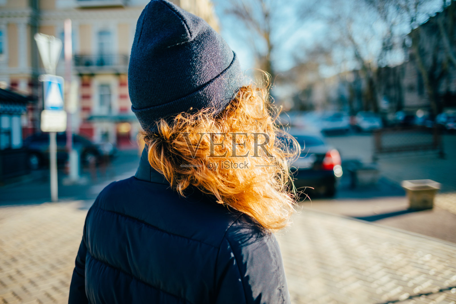 近距离不认识的年轻女子照片摄影图片