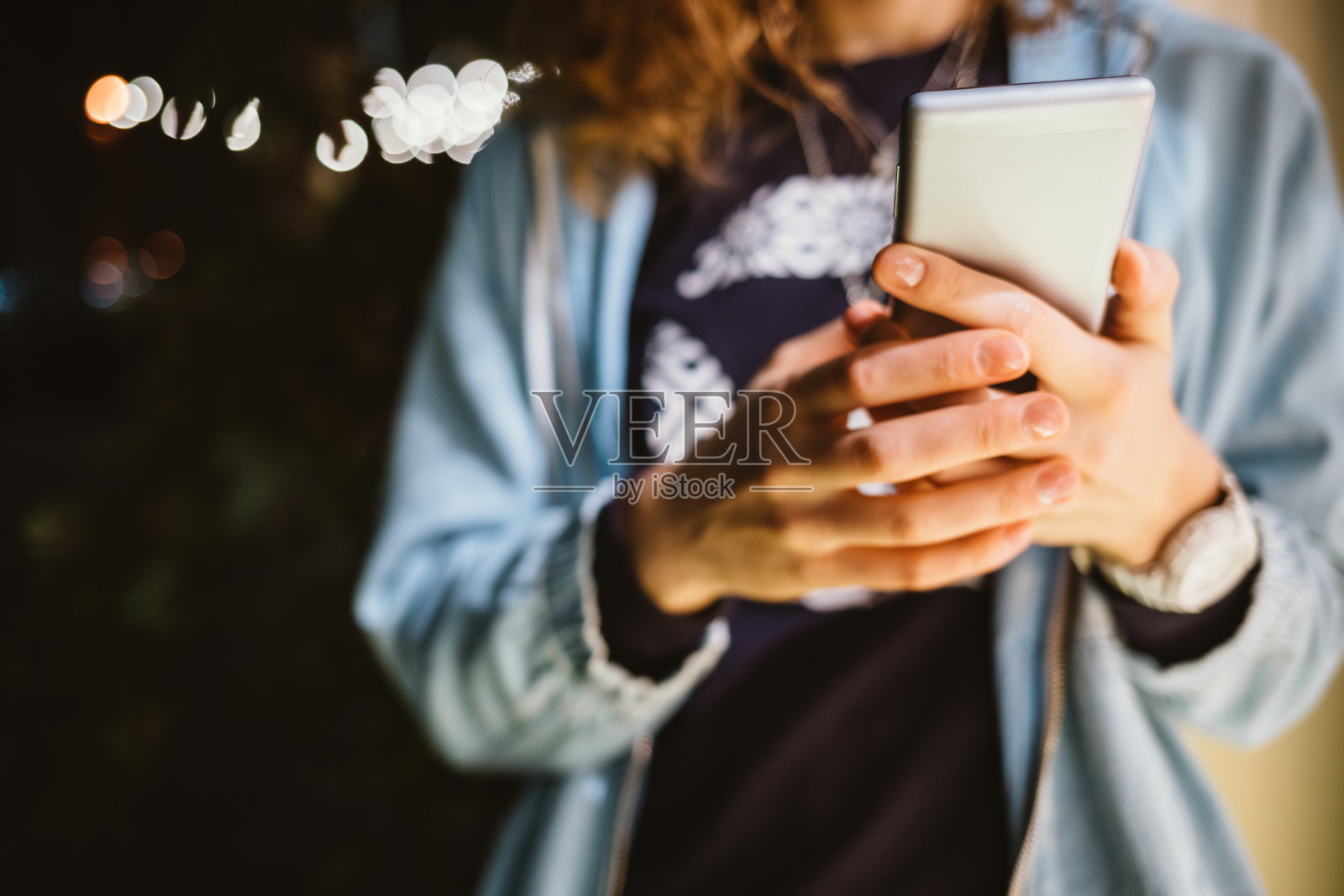 年轻女子使用手机的特写照片摄影图片