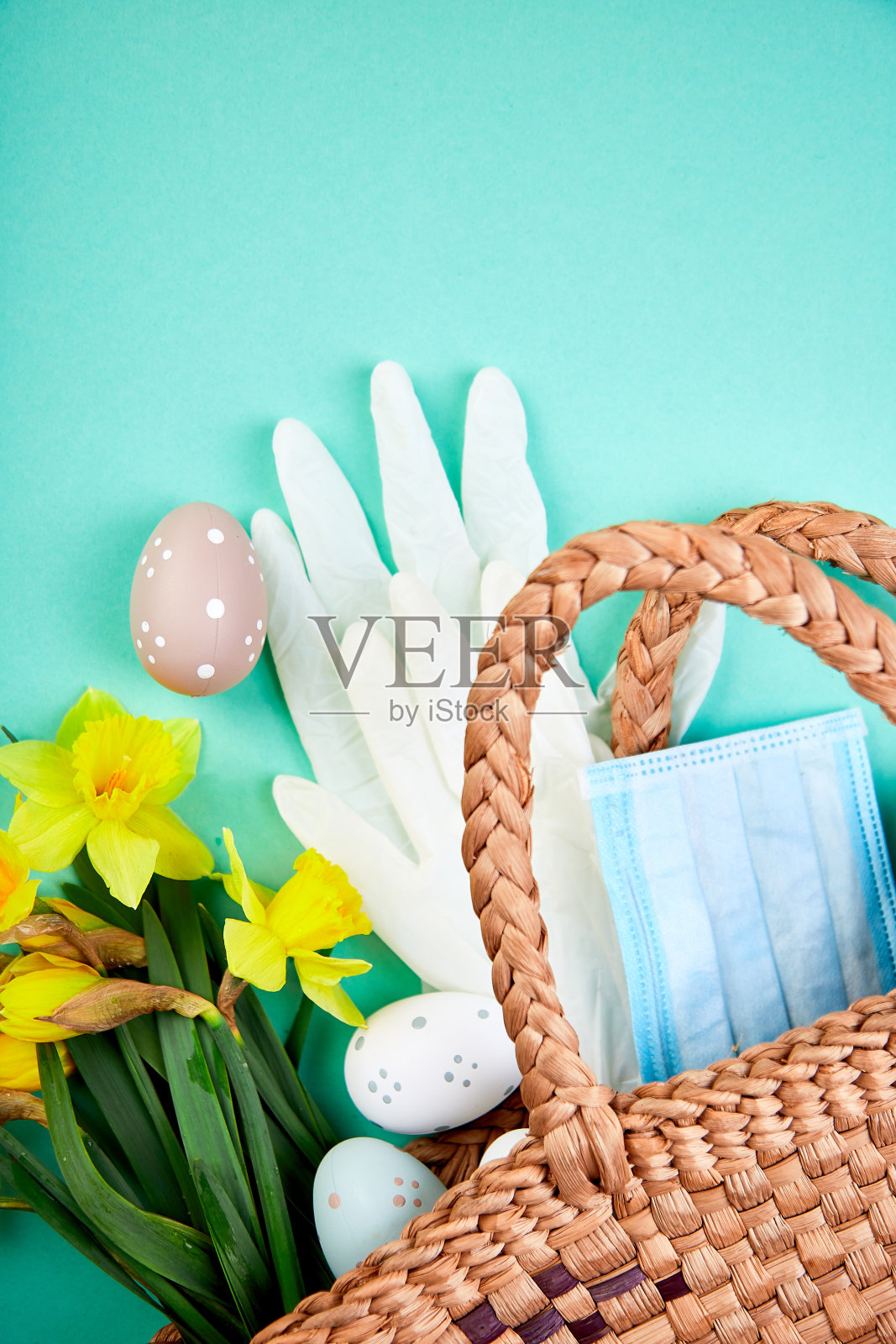 在冠状病毒检疫中复活节的平面构图。照片摄影图片