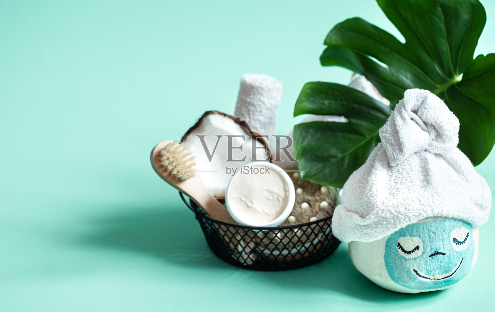 创意水疗概念。椰子面膜。照片摄影图片