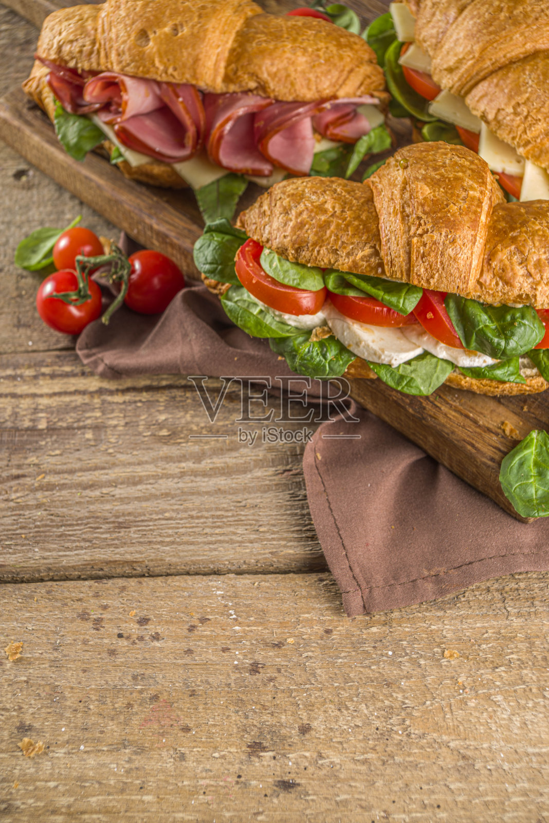 自制的羊角面包三明治照片摄影图片