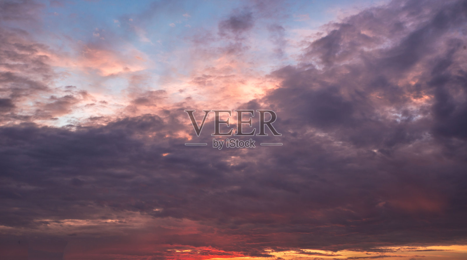 广阔美丽的天空，橙色和紫色的云，这是美丽的天空日落前。在夏天晴朗的一天，背景前的自然天空有微风。照片摄影图片