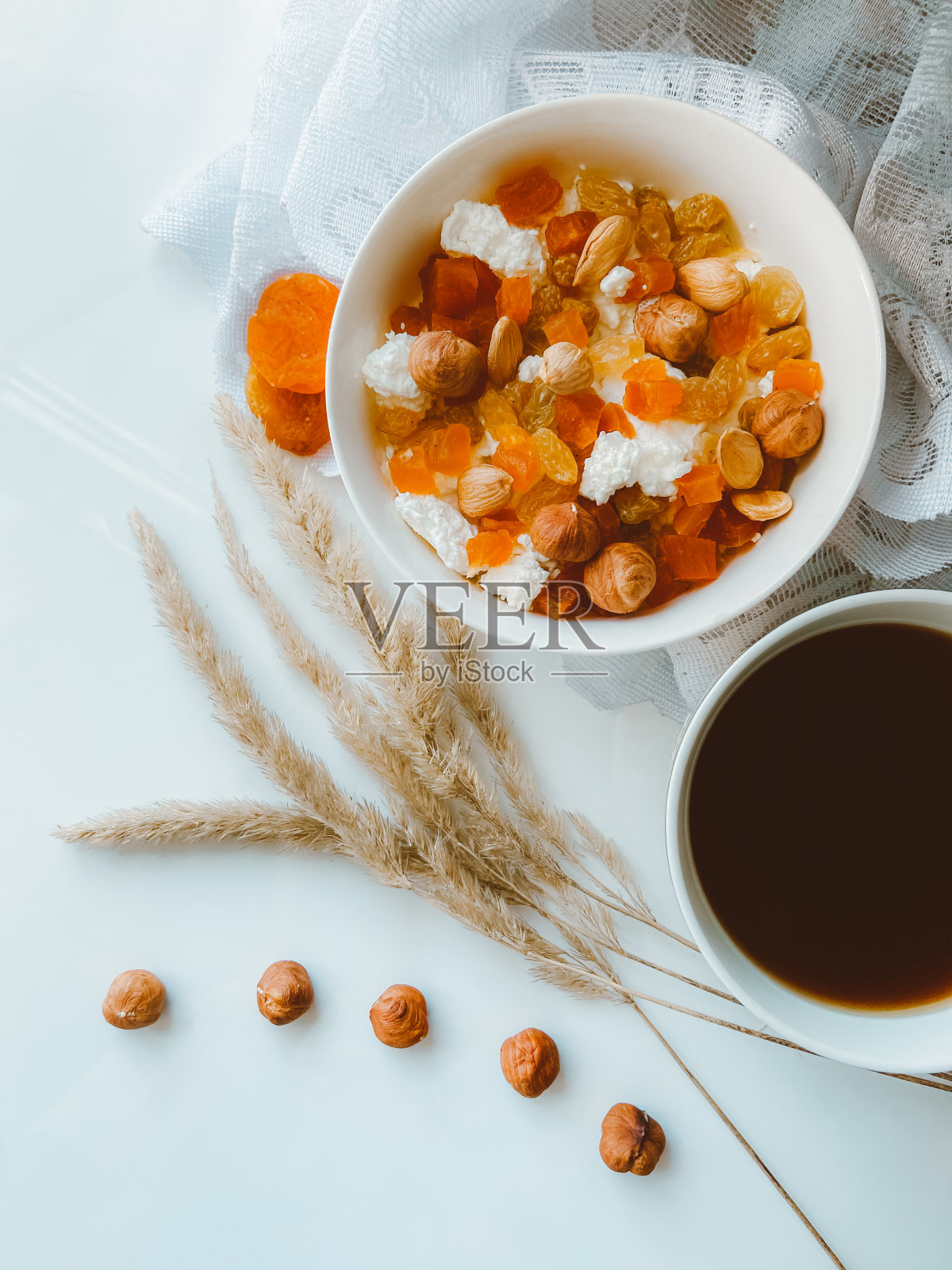 白色的桌子上放着健康的早餐照片摄影图片