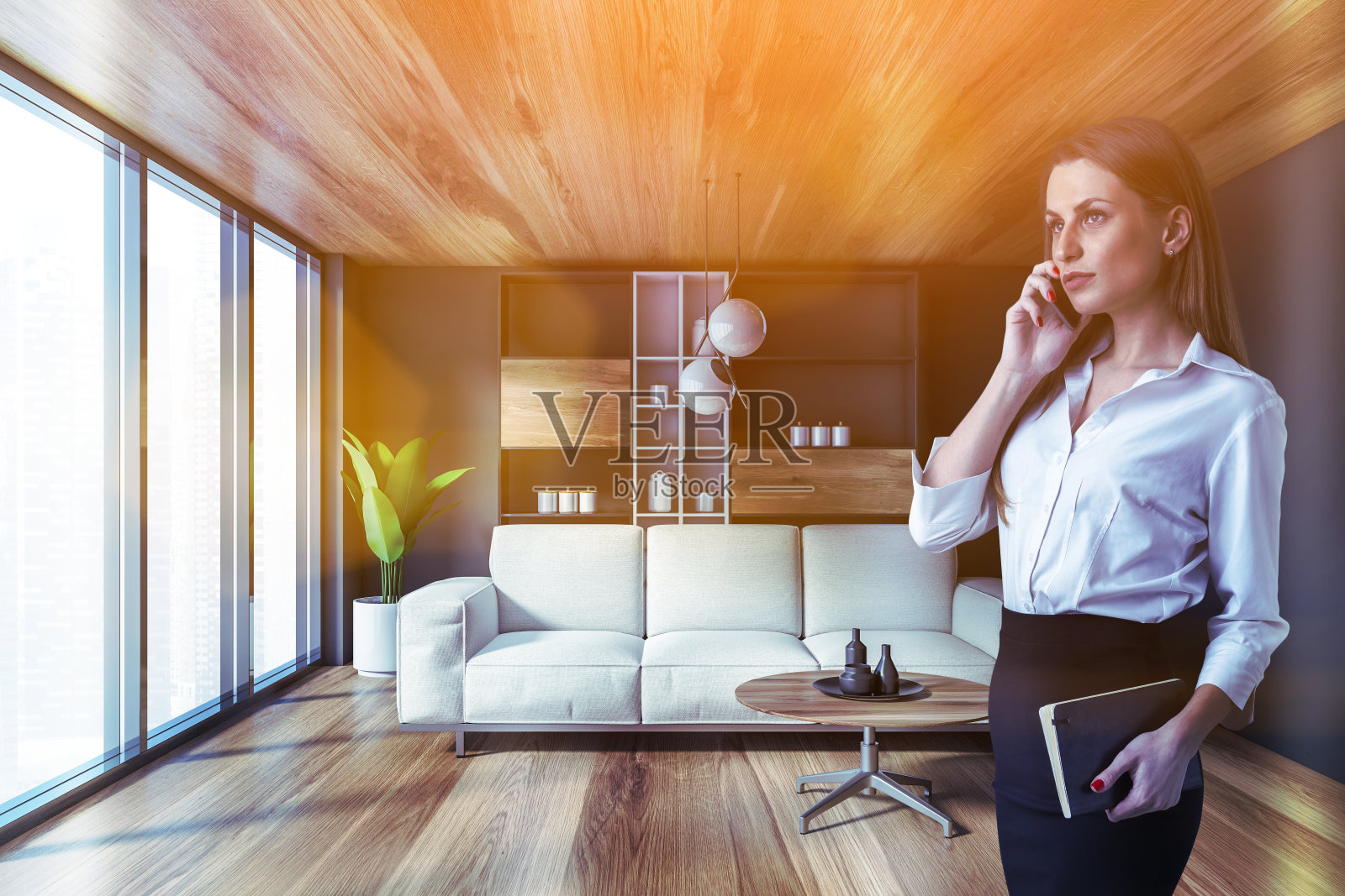 灰色客厅里有个女人在打电话照片摄影图片