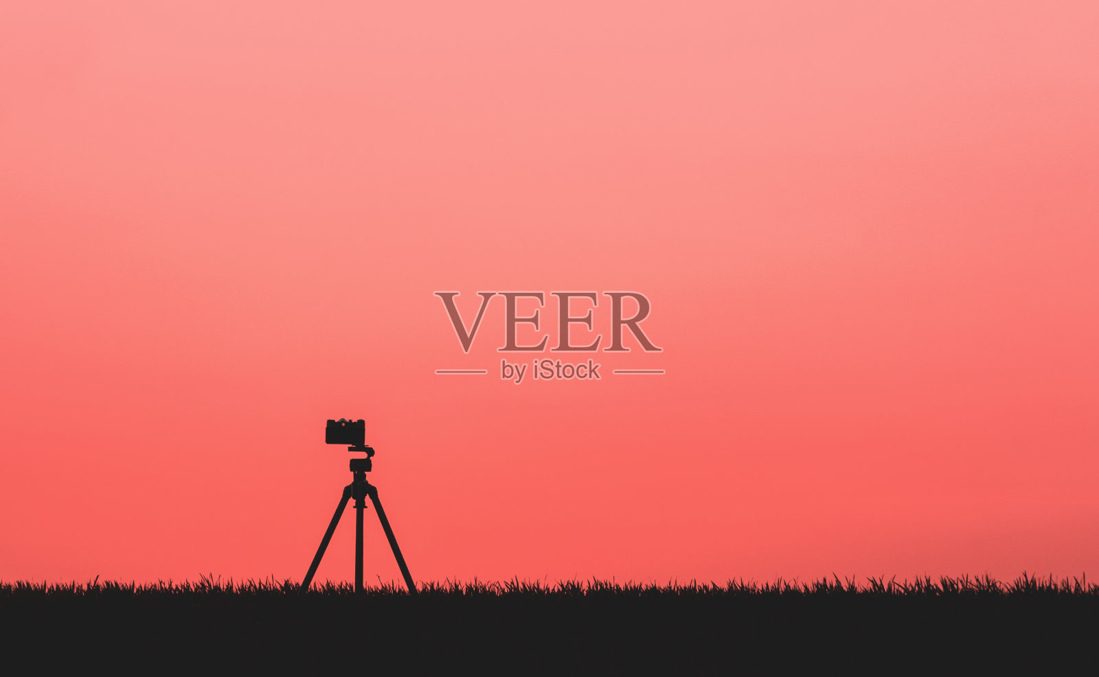 三脚架上照相机的剪影照片摄影图片