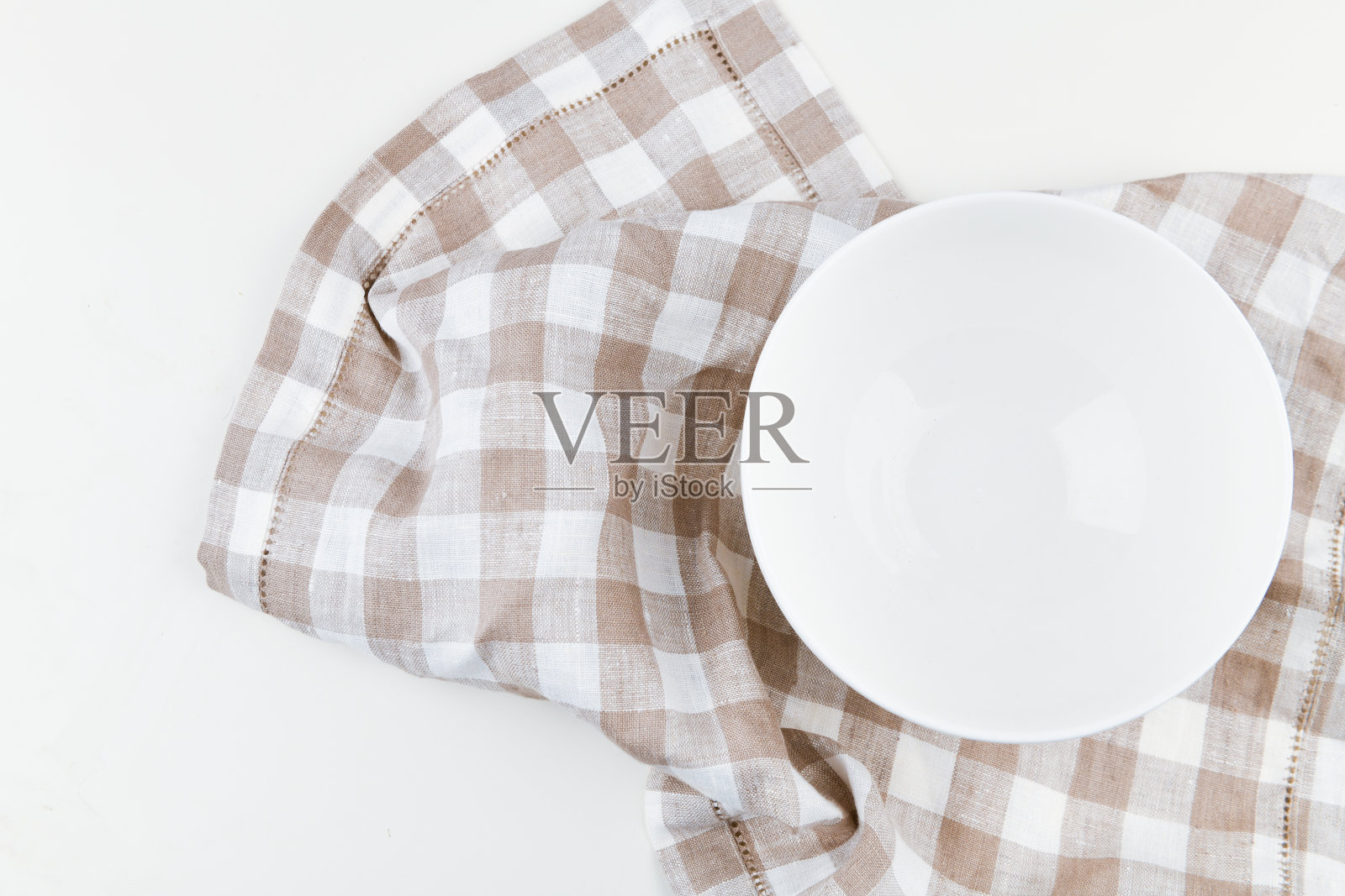 白色盘子上的格子毛巾。木叉。eco菜肴。从以上观点。写的地方照片摄影图片