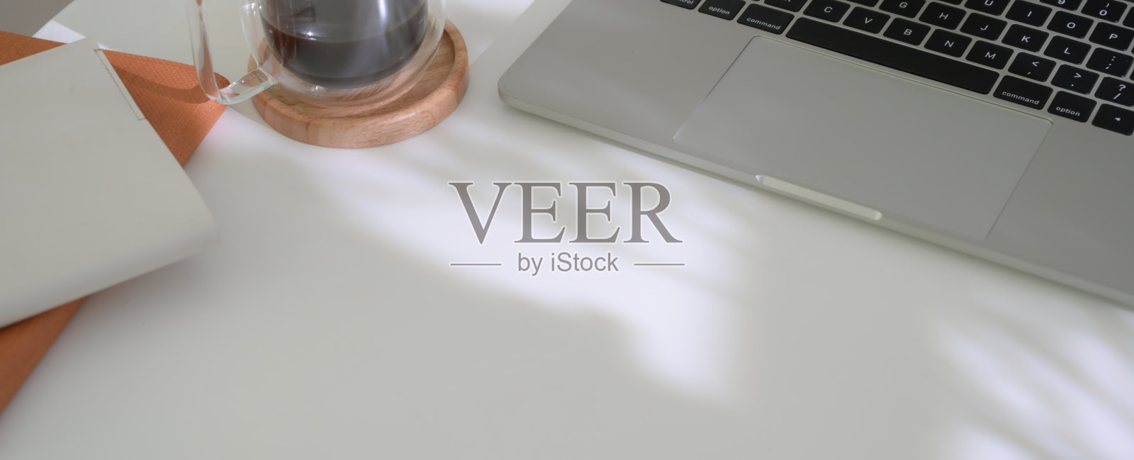 裁剪镜头的工作空间与笔记本电脑，办公用品，咖啡杯和复制空间照片摄影图片