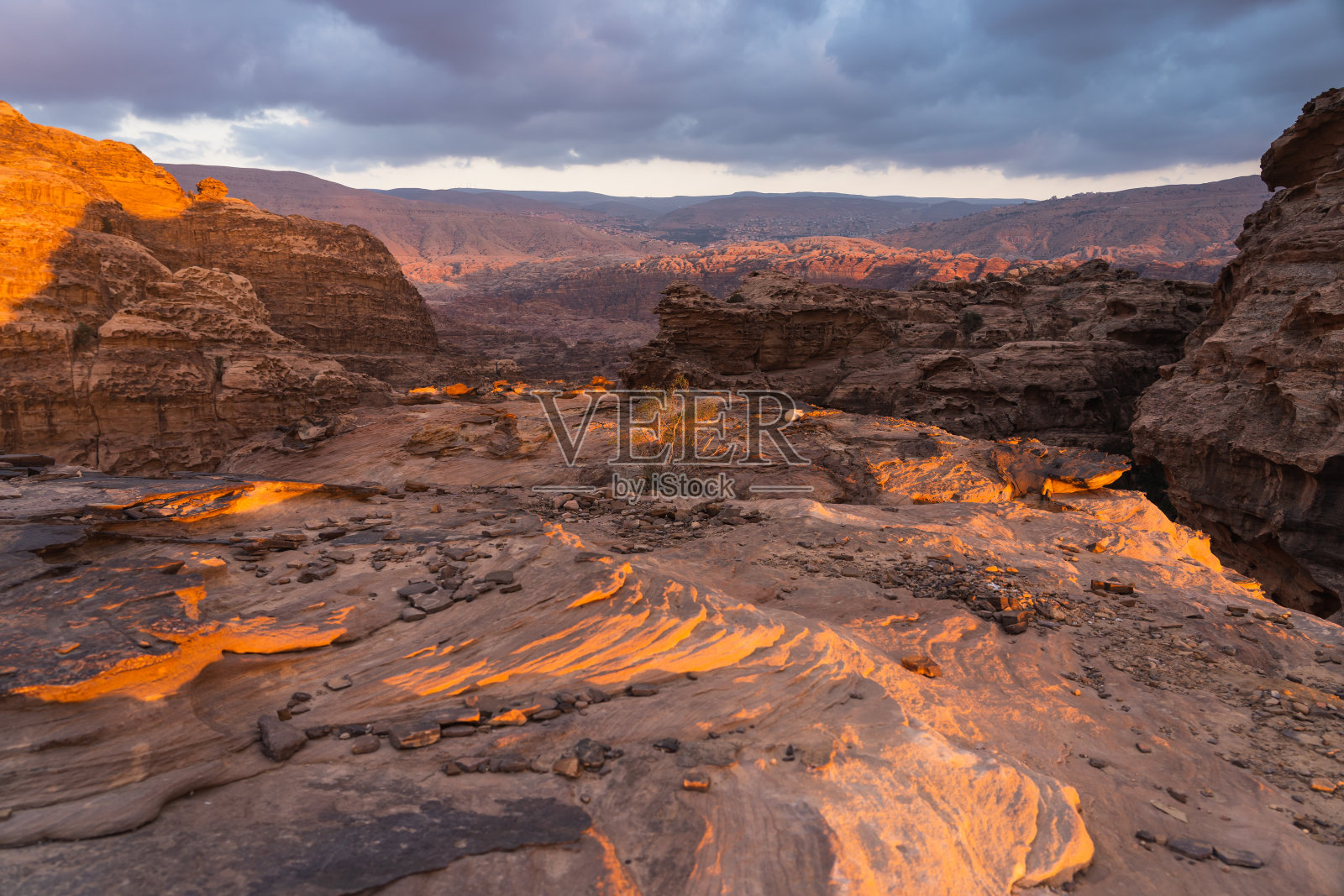 约旦佩特拉古城瓦迪穆萨山谷的壮丽日落照片摄影图片