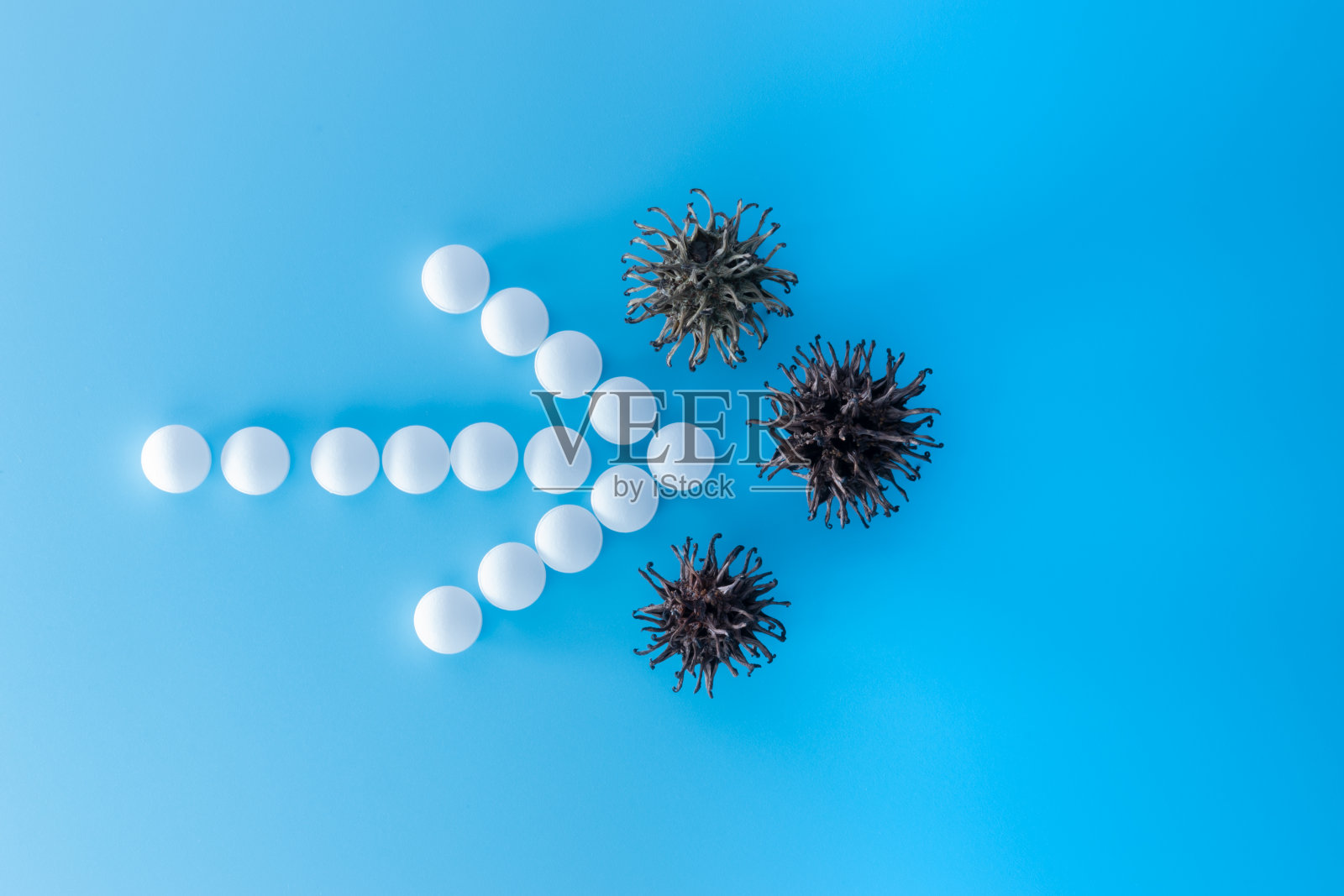 新型冠状病毒的毒株模型。covid-19病毒是由药丸箭攻击的。照片摄影图片