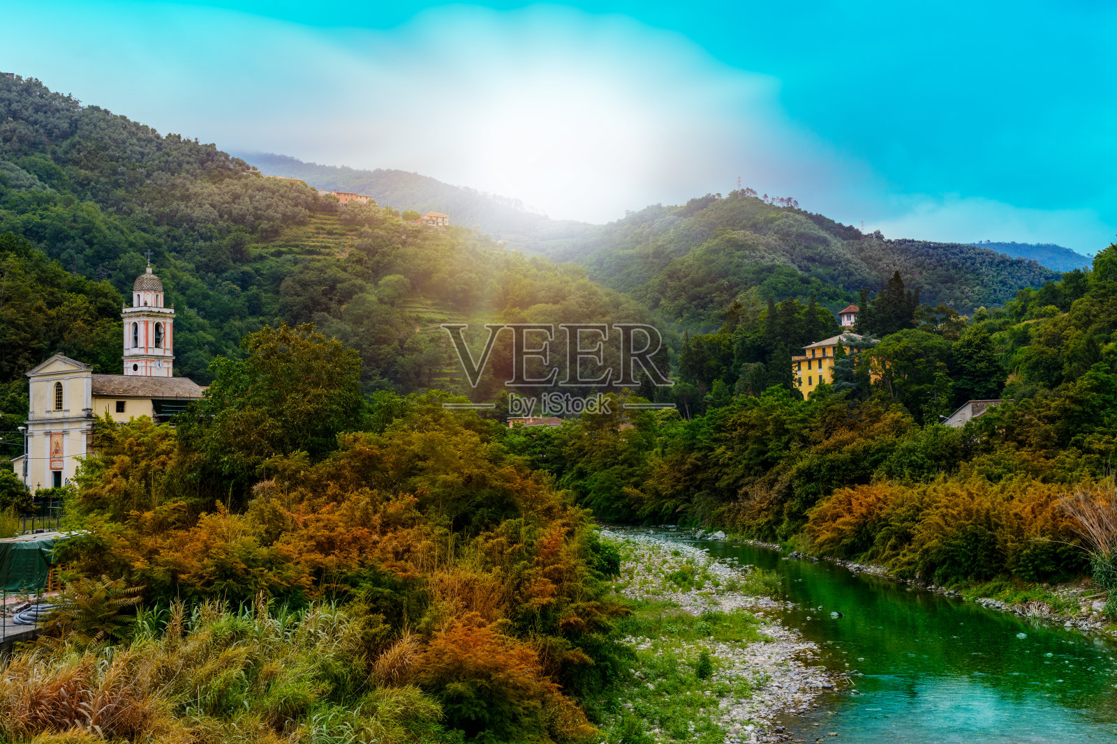 秋山间的恩特拉河，Chiavari和Lavagna之间的模糊背景照片摄影图片