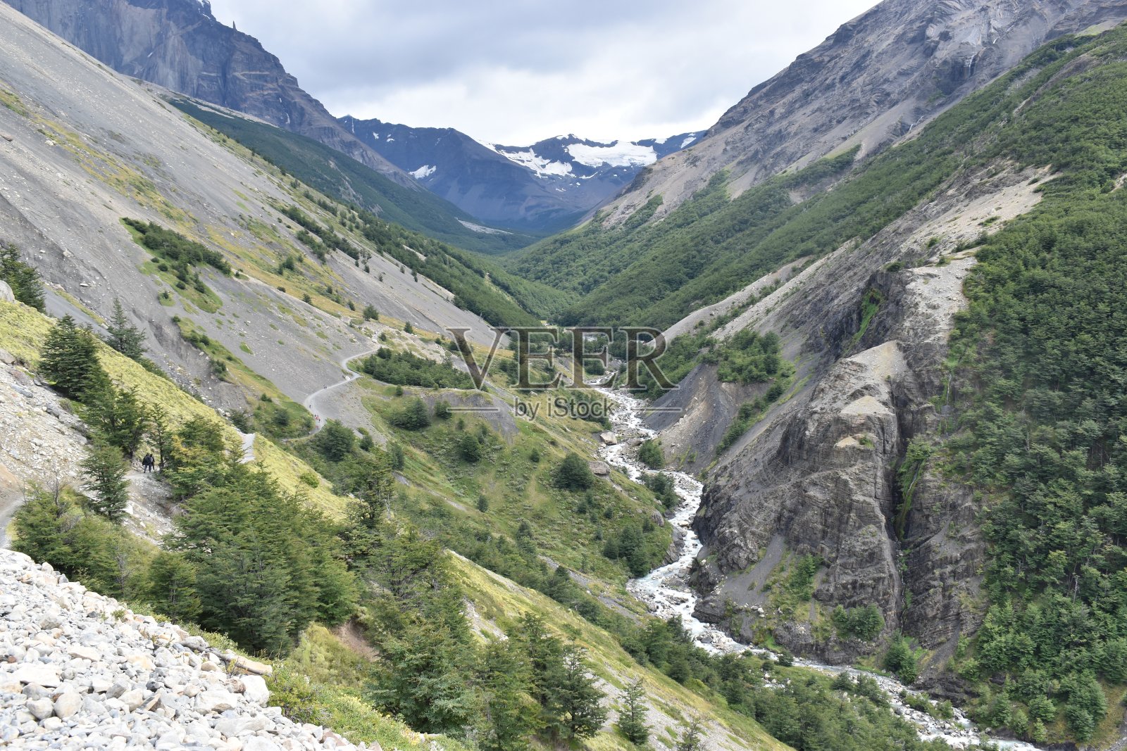 位于智利巴塔哥尼亚的托雷斯国家公园内的托雷斯基地徒步旅行路线照片摄影图片