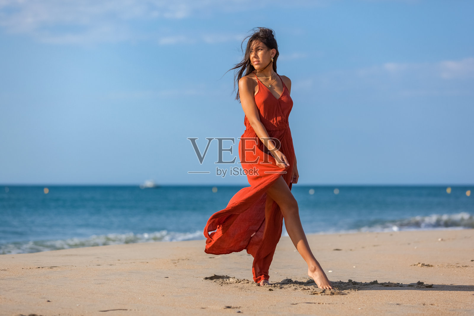 沙滩上的女人照片摄影图片