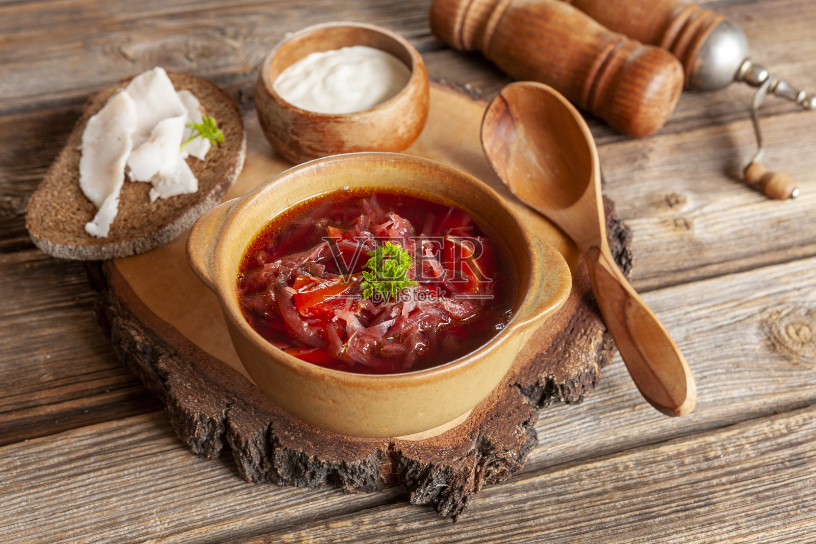 传统自制俄罗斯甜菜根汤罗宋汤照片摄影图片