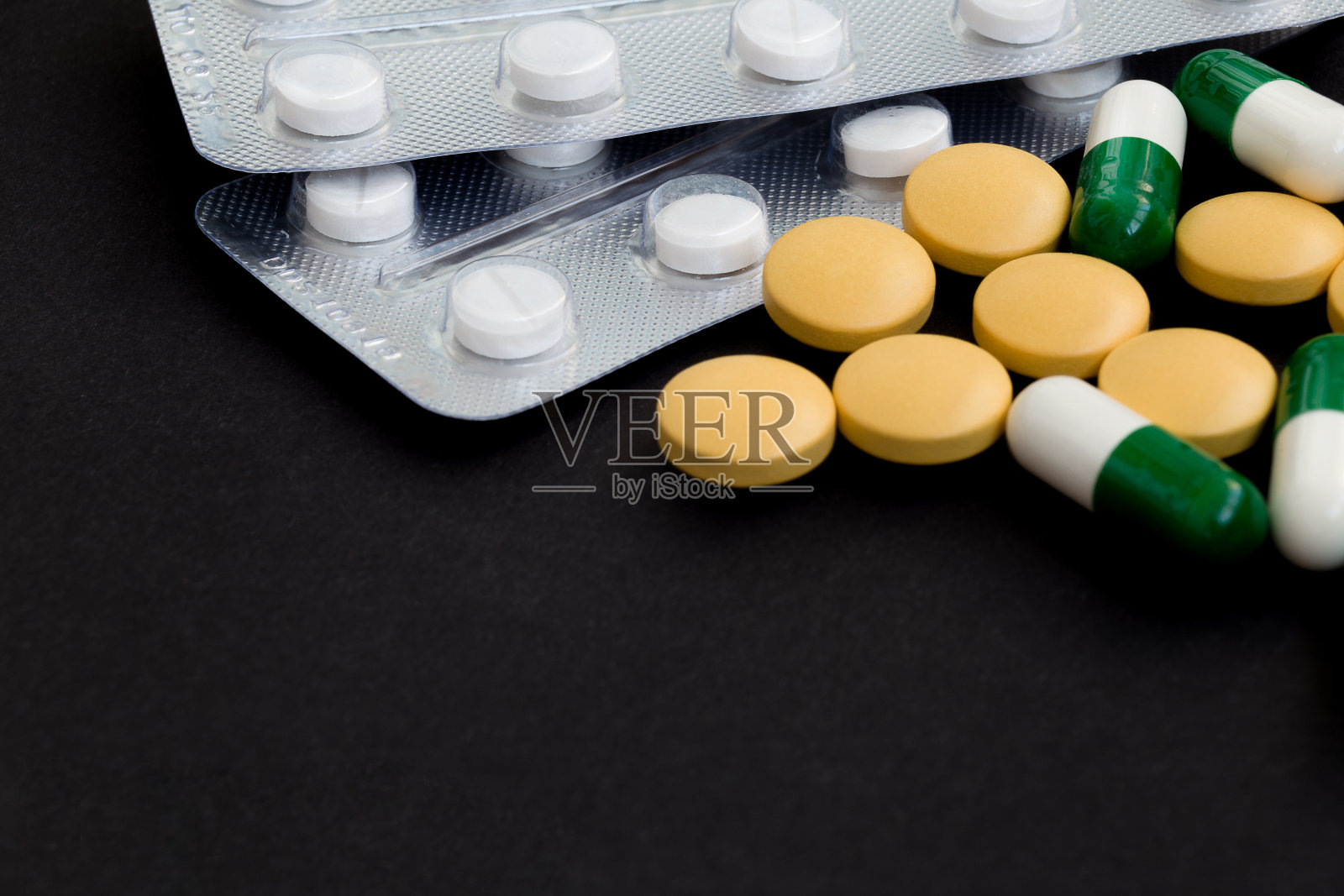 药丸和胶囊在黑色的背景。药物处方为治疗用药，近距离用药。照片摄影图片