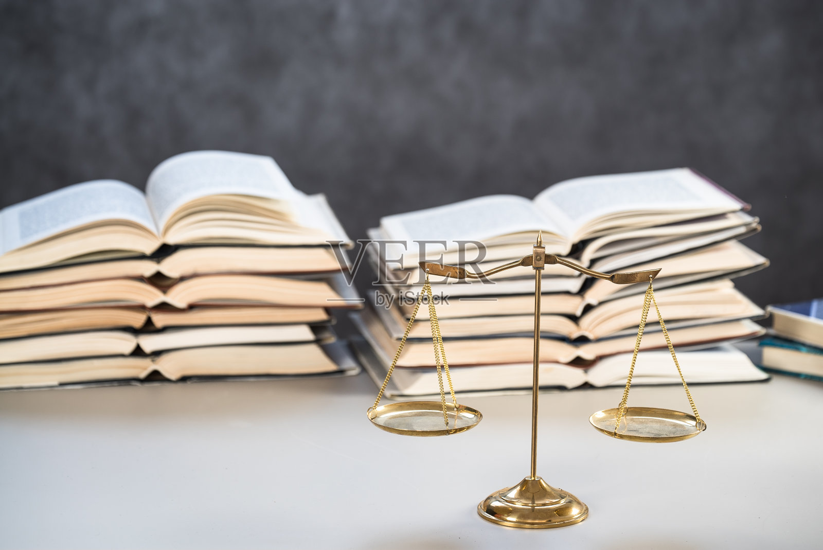 以法律书籍为背景的法律与公正符号照片摄影图片