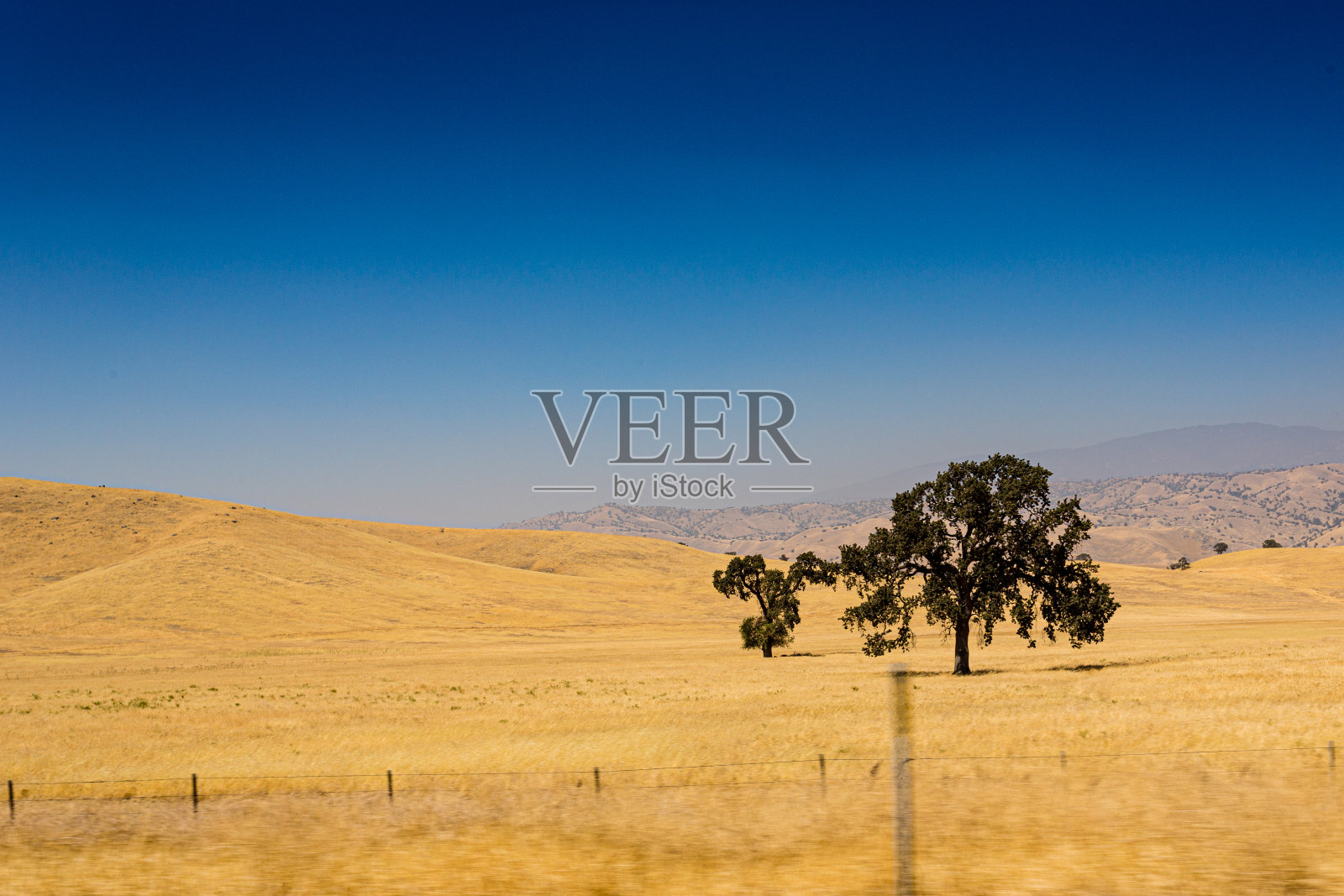 A view of 15 Freeway from an立交桥heading North to Las Vegas从立交桥向北走向拉斯维加斯的15 Freeway视图照片摄影图片