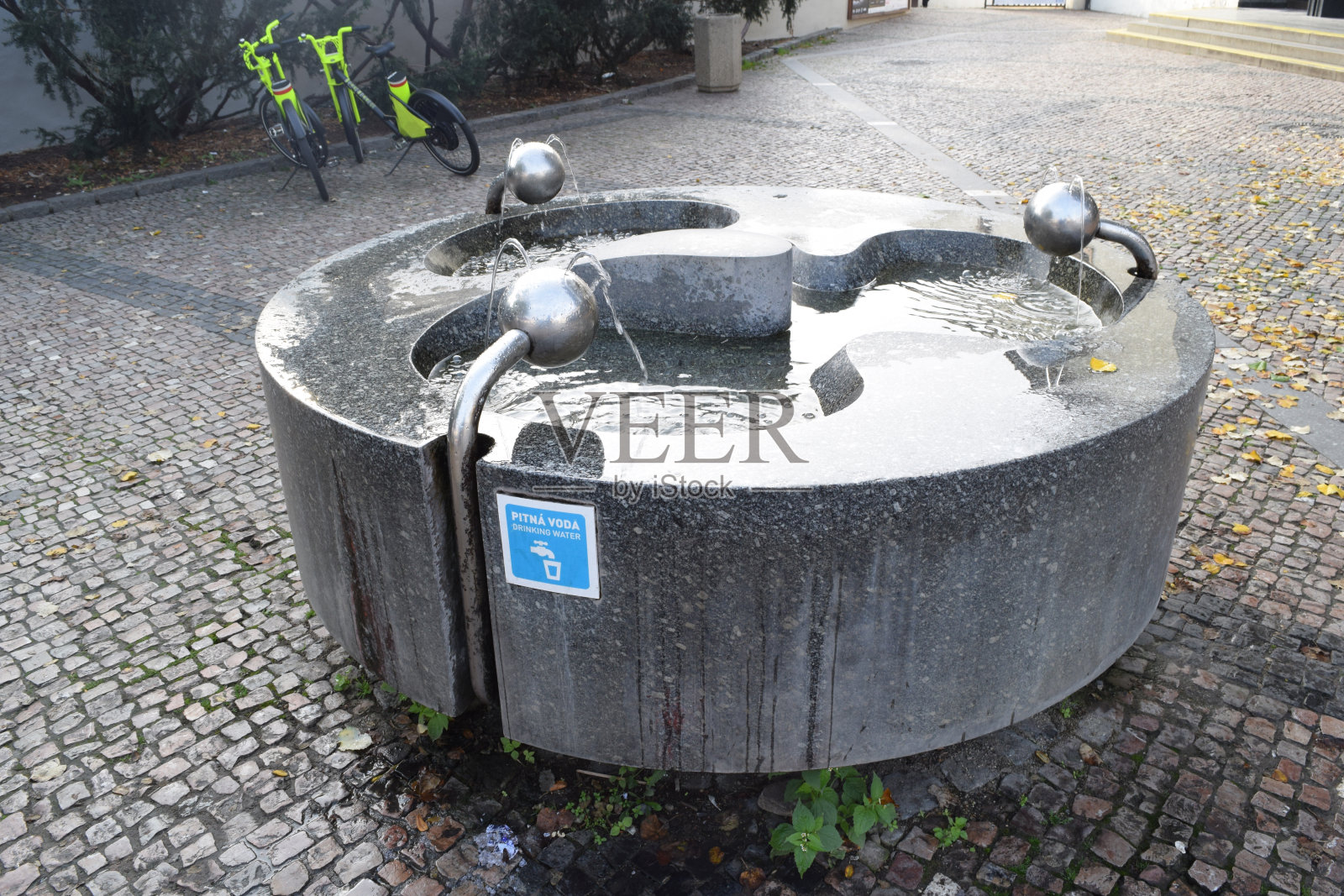 冲压机、票务、付费区、票务管制、插入、逃票、逃票、设备、机器、黄色、交通、运输、地铁站、火车站、铁路、铁路、布拉格、捷克共和国、捷克、欧洲、中欧、东欧照片摄影图片